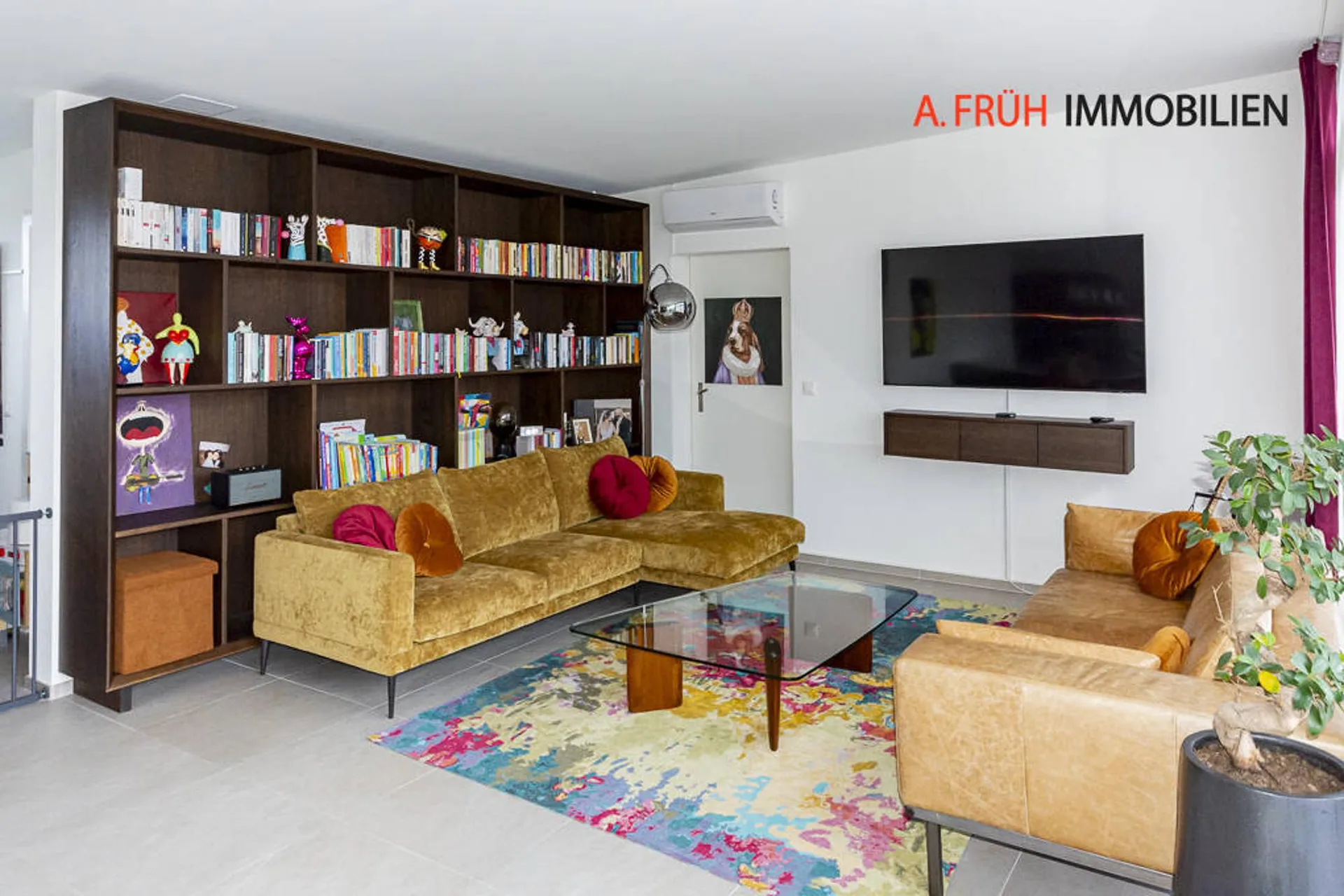 Appartement en maisonnette avec style : concept de vie moderne et balcons ensoleillés