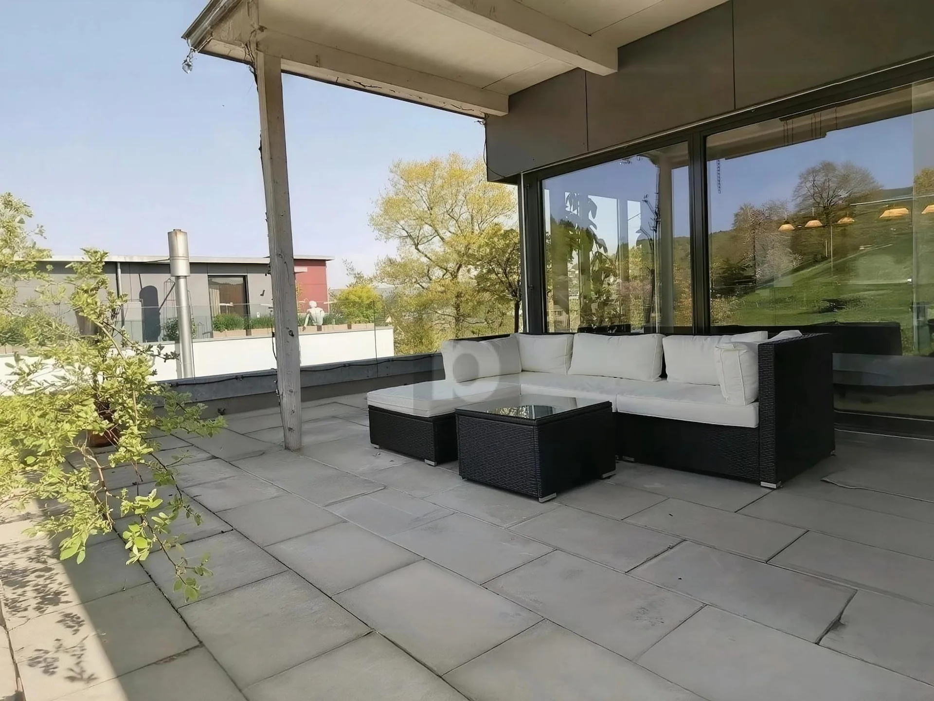 TRAUM-ATTIKA MIT RIESIGER WOHLFÜHL-TERRASSE