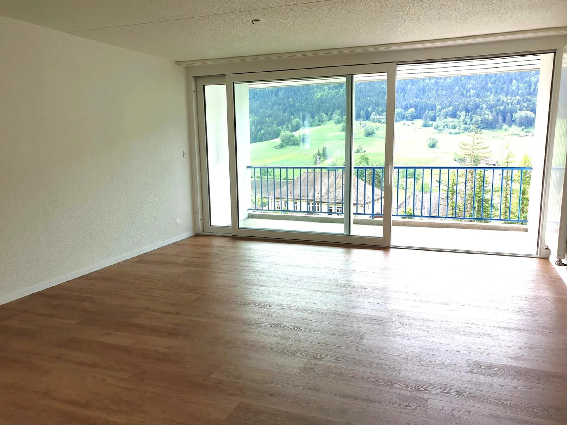Geräumige renovierte 5,5-Zimmer-Wohnung mit 2 Balkonen im Herzen von Travers