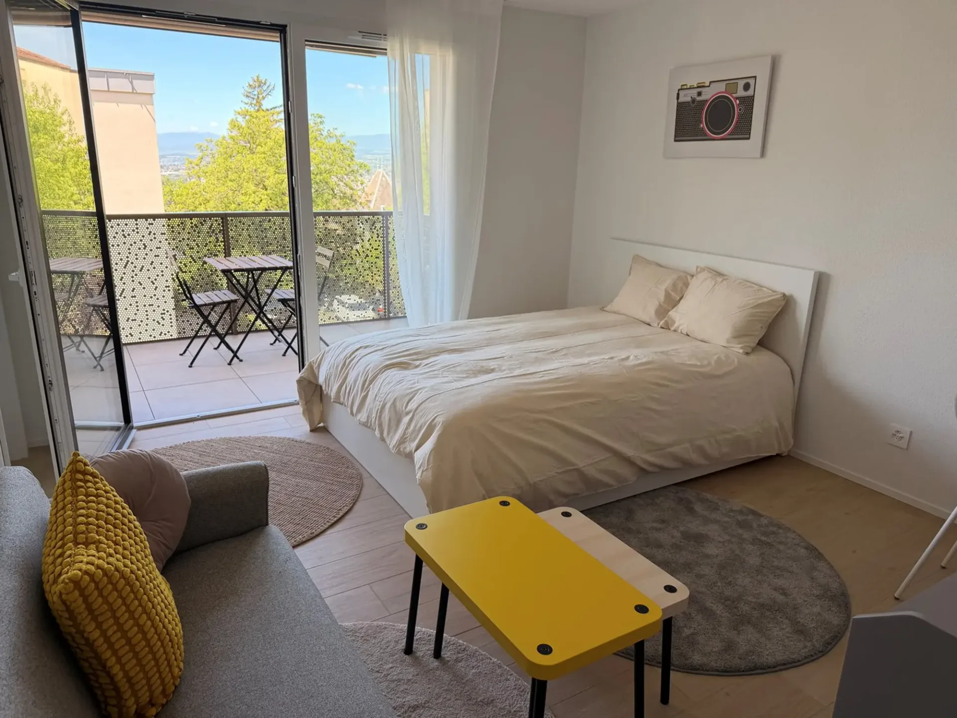 Studio lumineux et moderne avec vue sur le lac