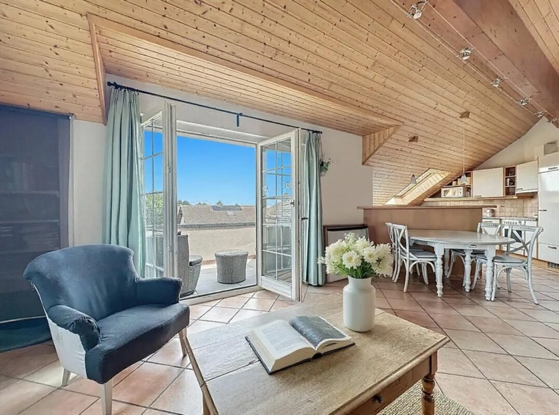 Appartamento duplex di 5 locali, con balcone e posti auto interni ed esterni