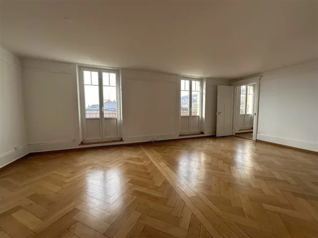 Wunderschönes 6-Zimmer-Apartment im obersten Stockwerk eines charakteristischen Gebäudes – Rue Edouard-Desor 3 in Neuchâtel