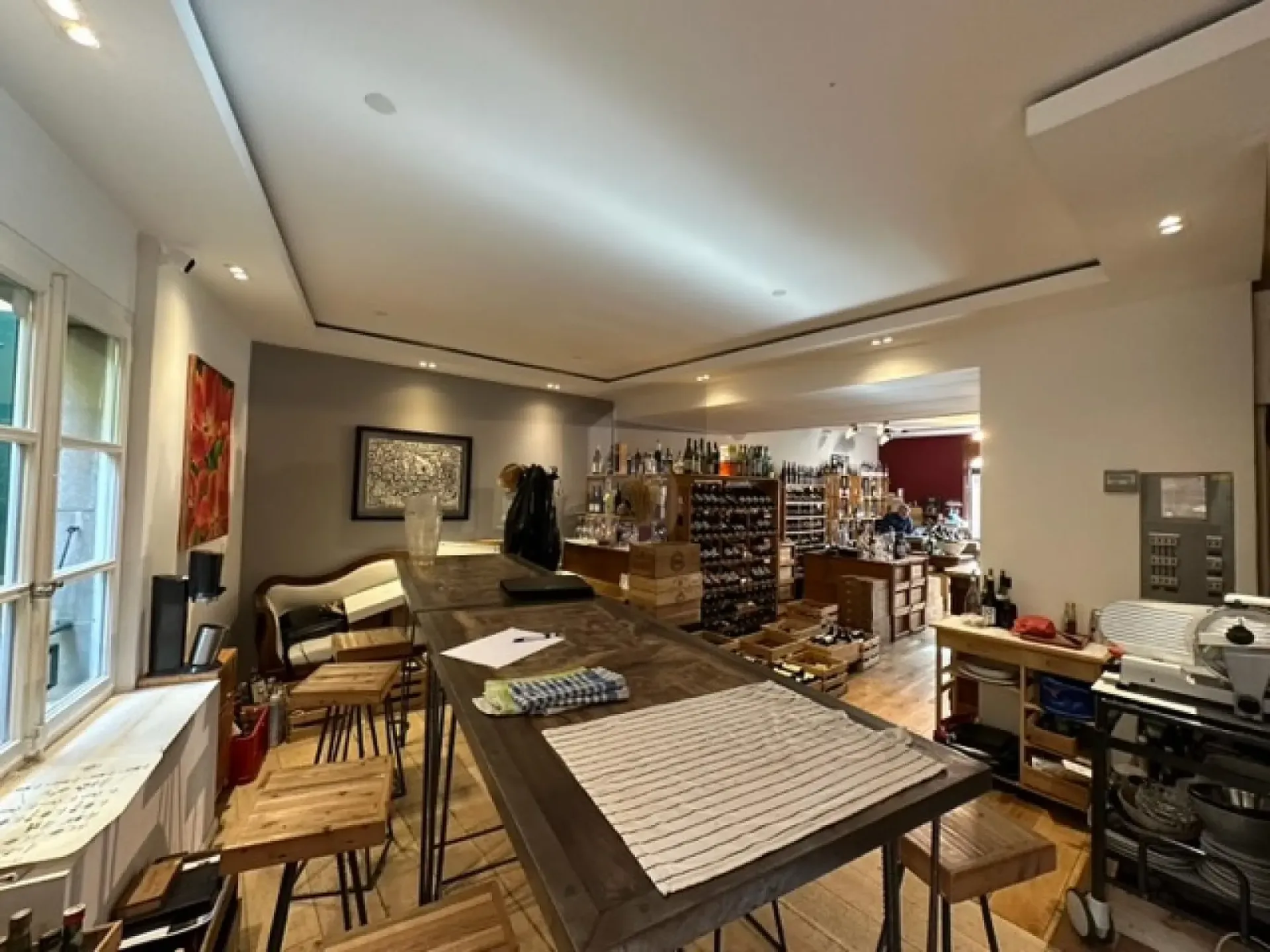 Prästigöser Weinkeller, charmantes Viertel, Carouge