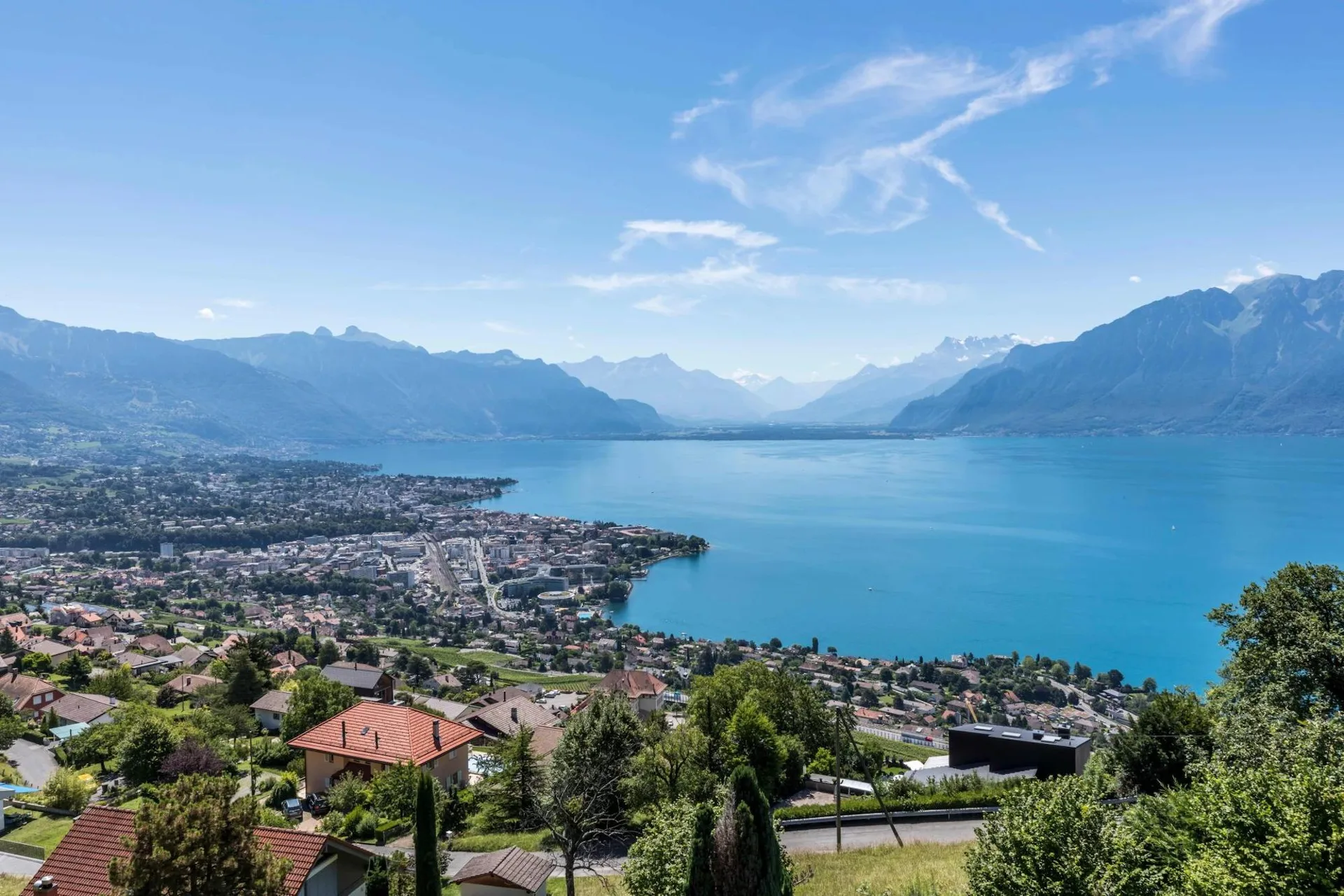 Une vue à couper le souffle sur les hauteurs de Chardonne avec piscine