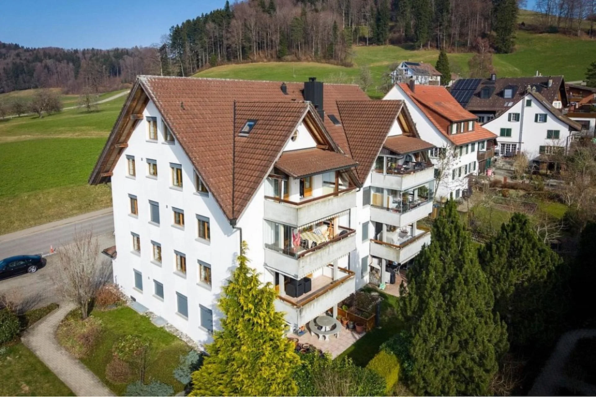 Beaucoup d'espace dans un bel endroit avec vue sur Bäretswil