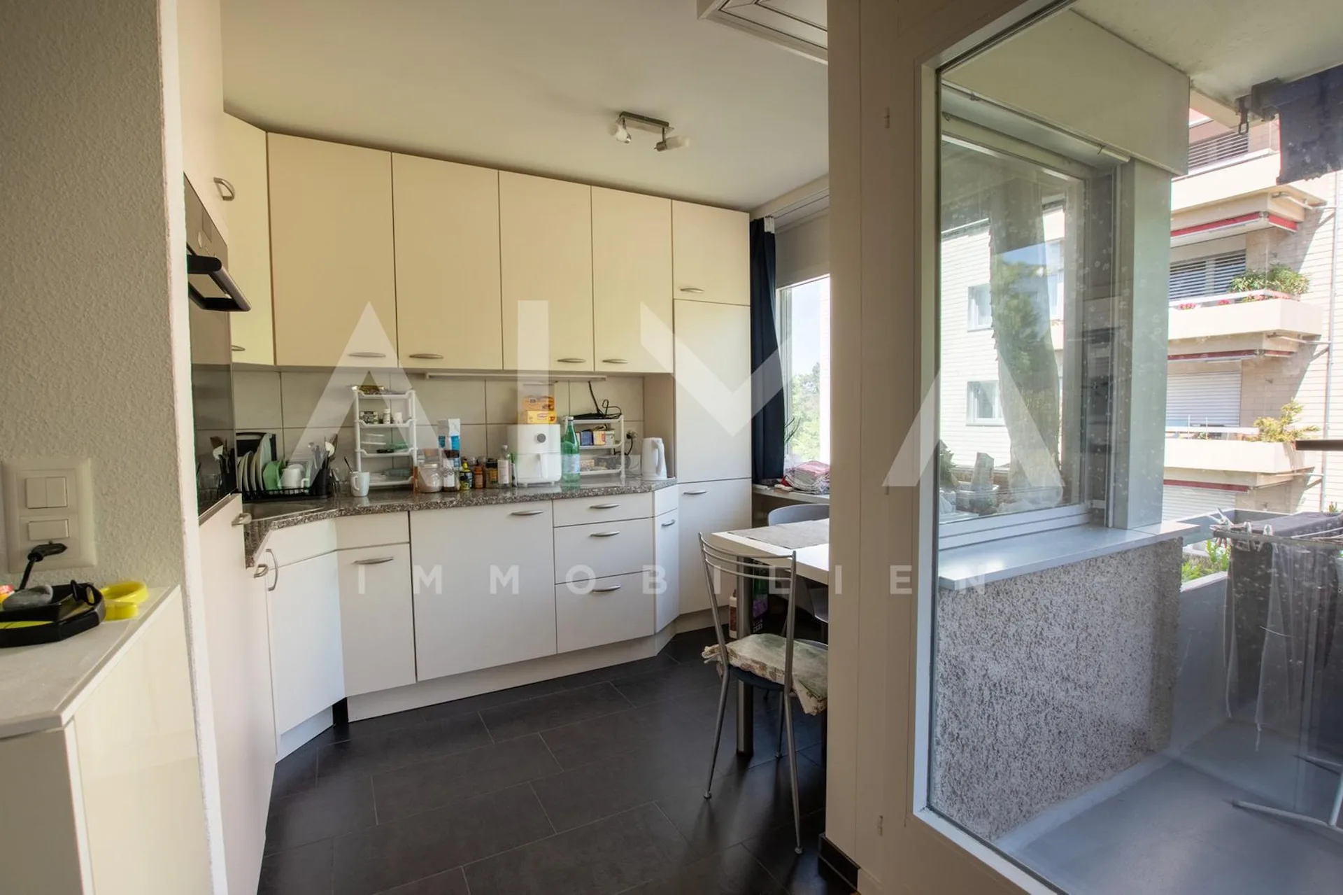 Rare opportunity in Zürich-Höngg – 1.5 rooms with garage