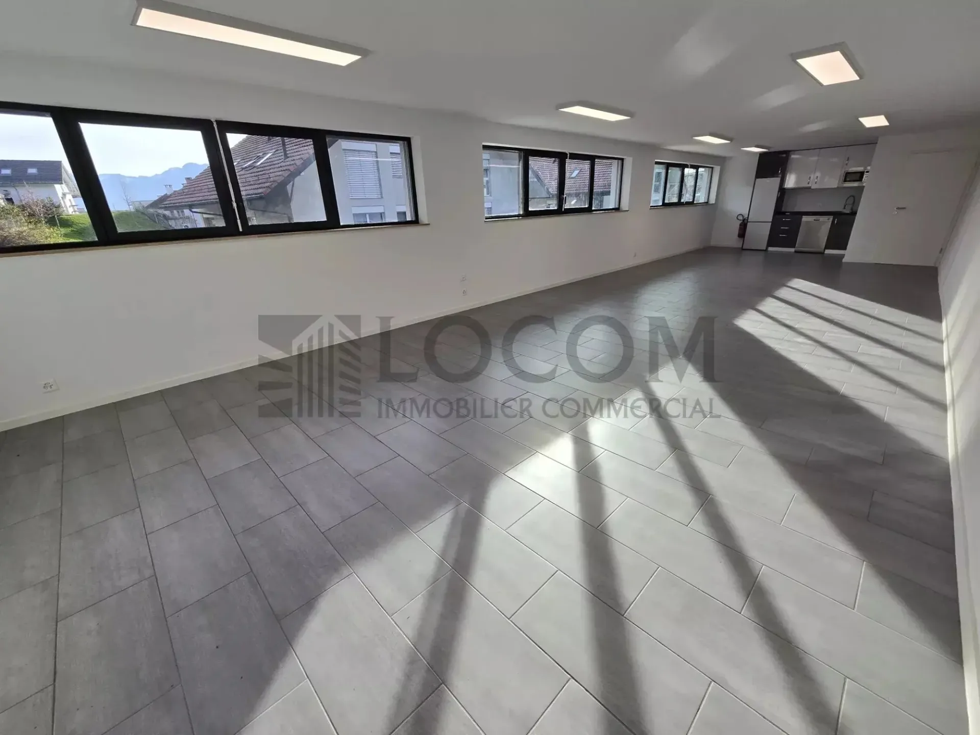 Local moderne de 70 m² avec cuisine équipée et parking