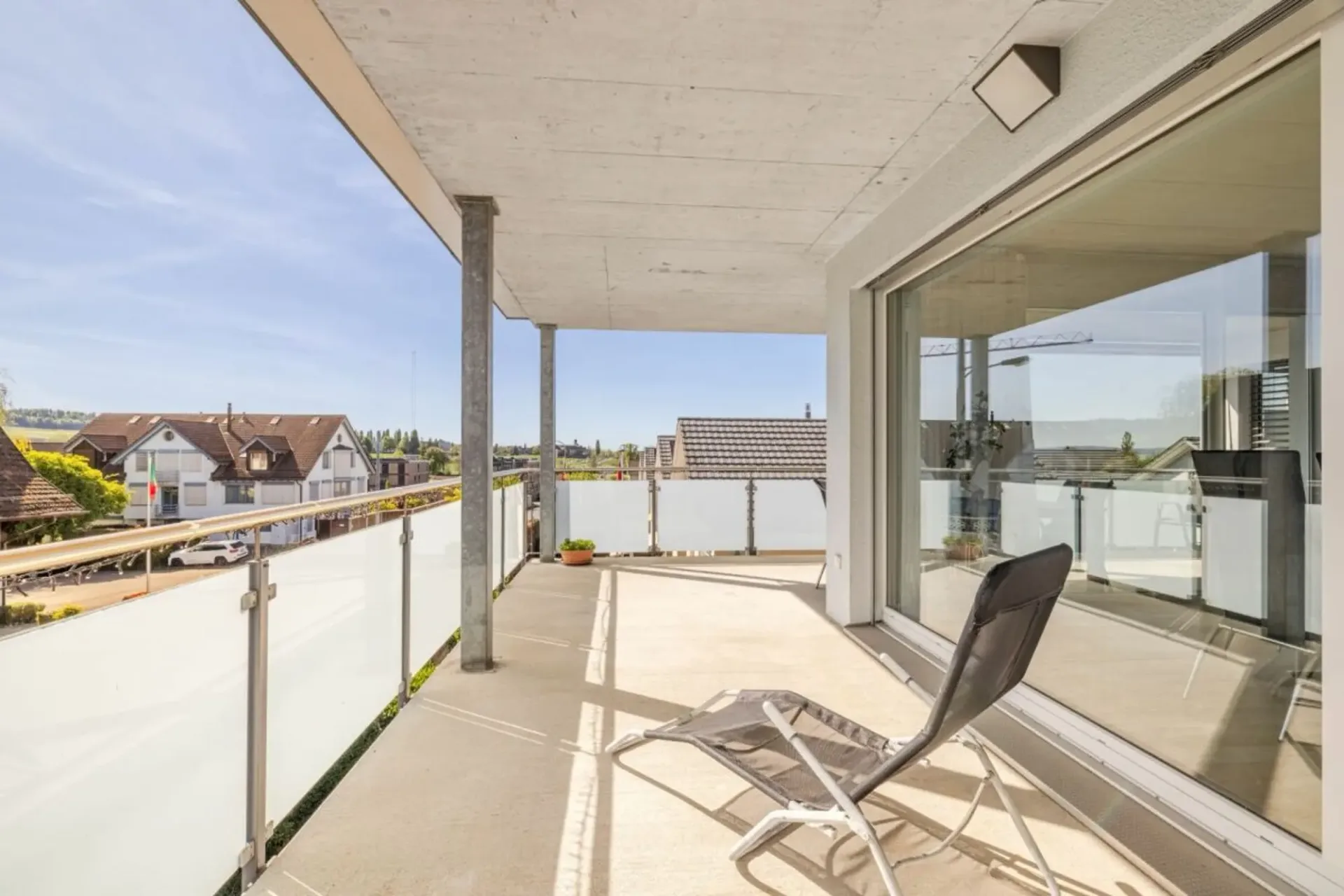 Attikawohnung mit grosszügiger, gedeckter Terrasse & Bad en Suite in Seenähe