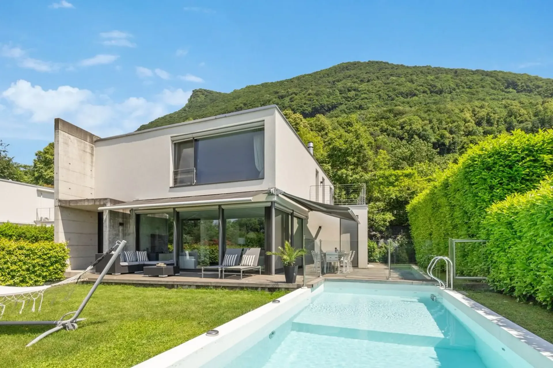 Design & Komfort mit Swimmingpool in Cureggia