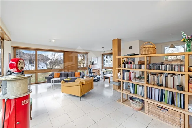 VILLA MIT ZWEI WOHNUNGEN UND EINEM ZUSATZBAU ZUR RENOVIERUNG
