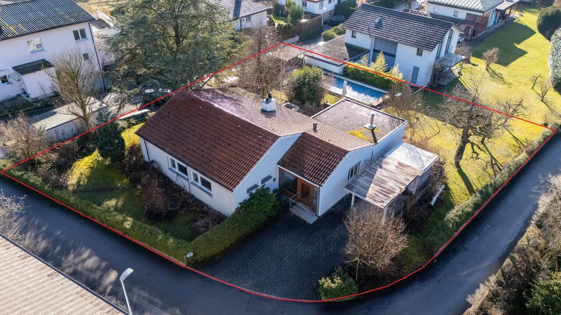 Grosszügiges 7.5-Zimmer-Einfamilienhaus mit Wintergarten und Pool
