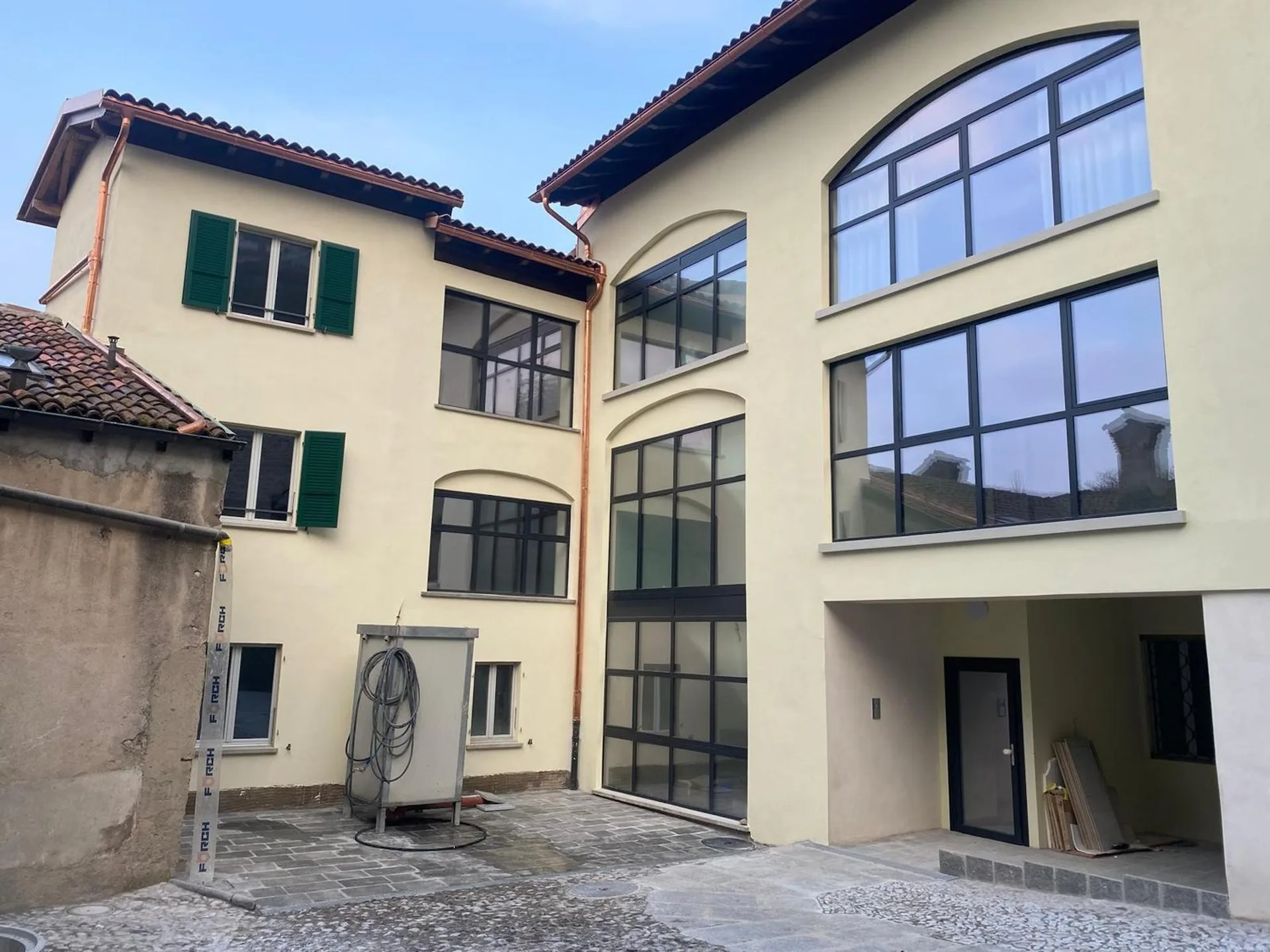 PER REDDITO O USO PRIVATO recentissimo elegante 2.5 locali con giardino privato
