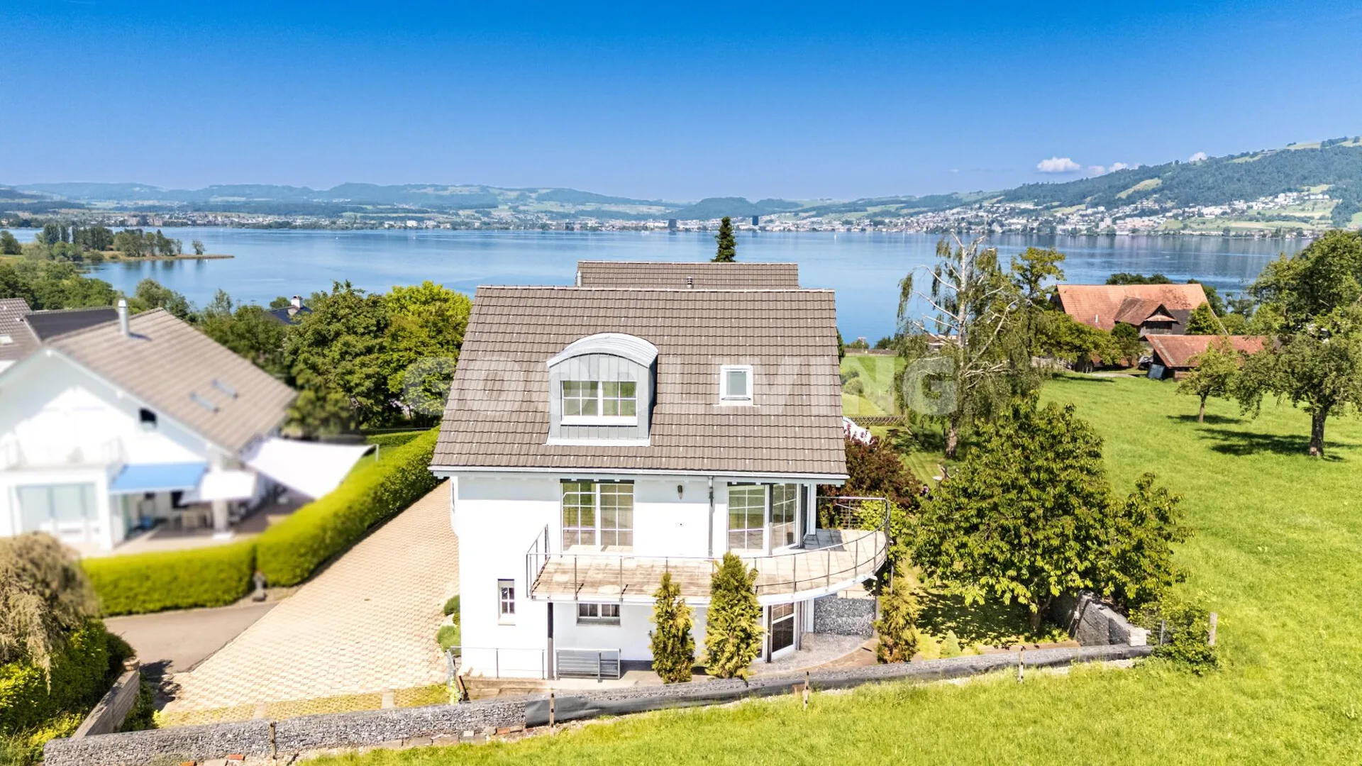 Privates Wohnen mit Weitblick und Garten in Buonas