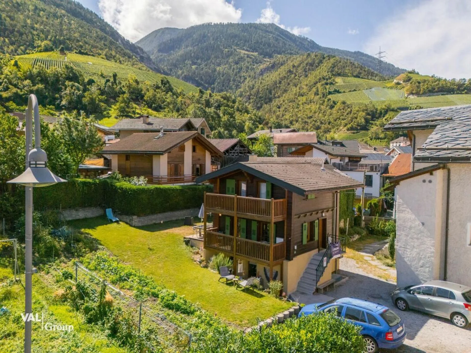 Charmant chalet avec beau jardin terrasse, en plein coeur du village