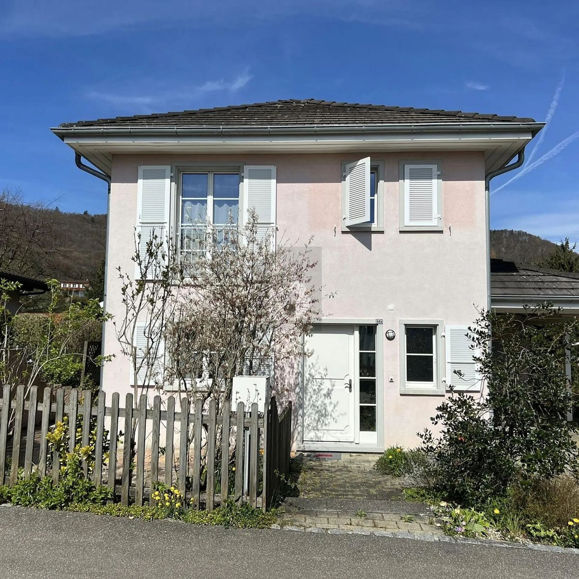 FAMILIENFREUNDLICH MIT SONNIGEM GARTEN!