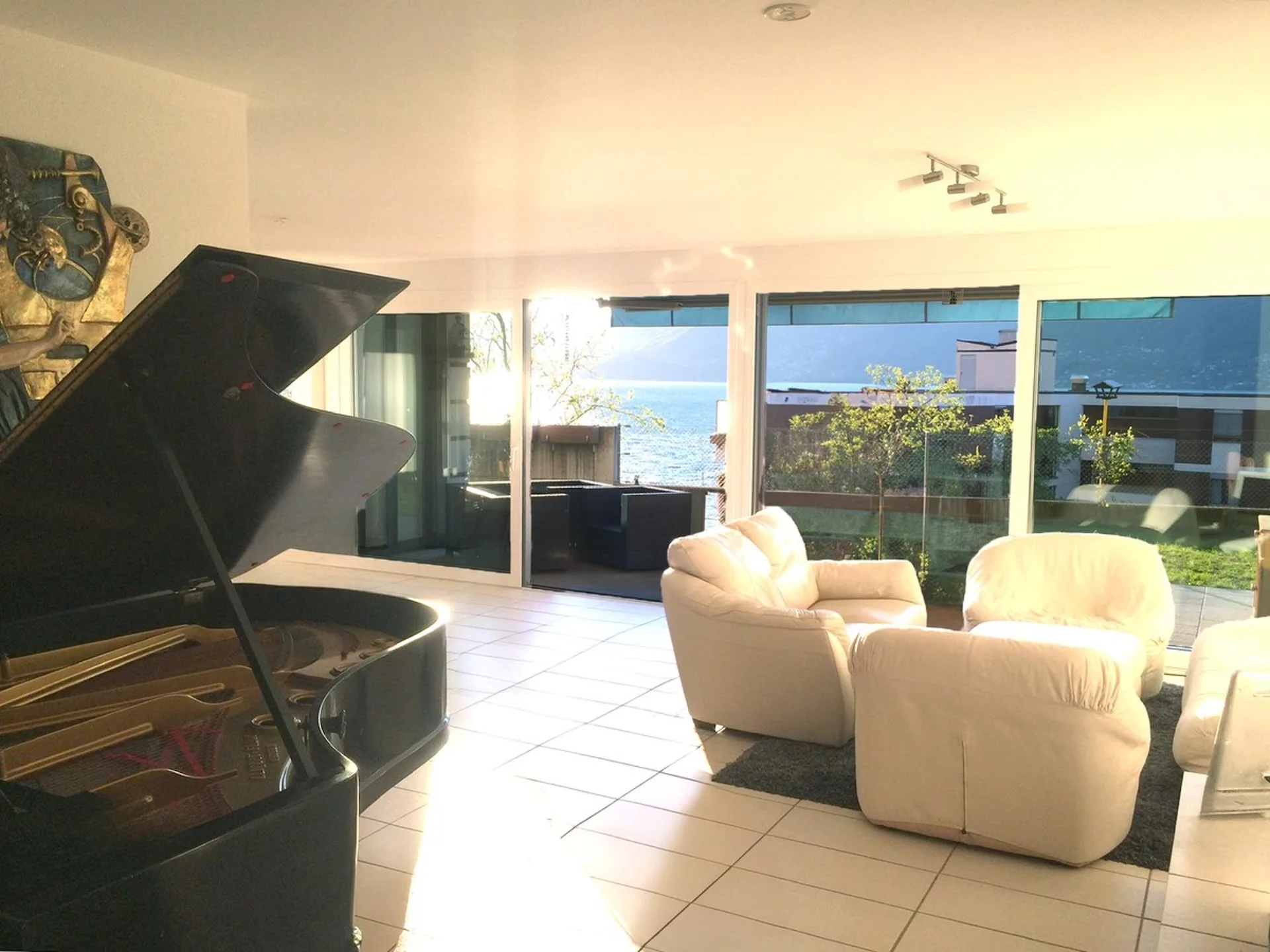 Geräumige 5,5-Zimmer-Wohnung mit Garten und Terrasse mit Seeblick in Brissago
