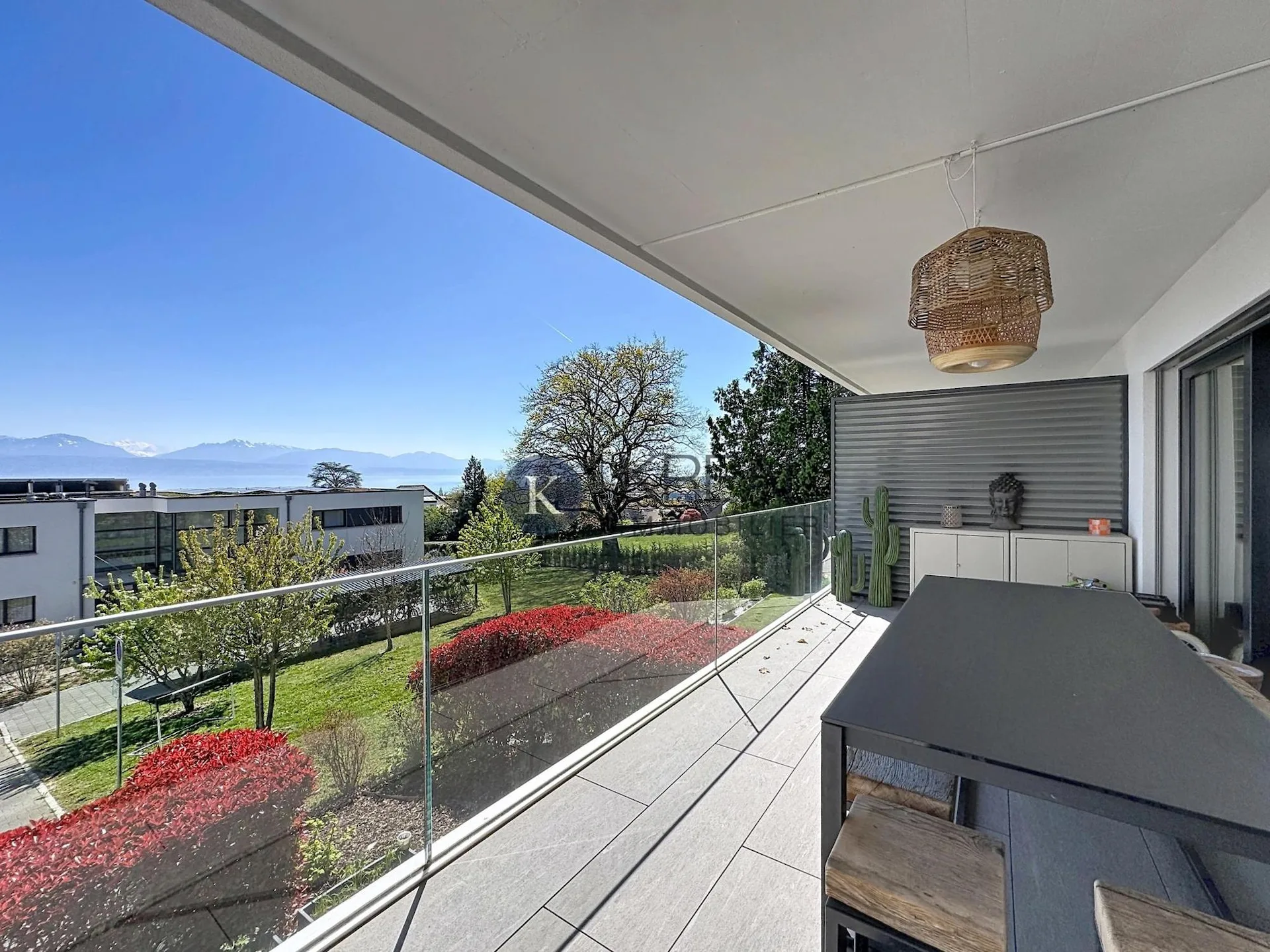 Cadre de vie privilégié : 4,5 pièces moderne avec balcon et vue exceptionnelle sur le lac