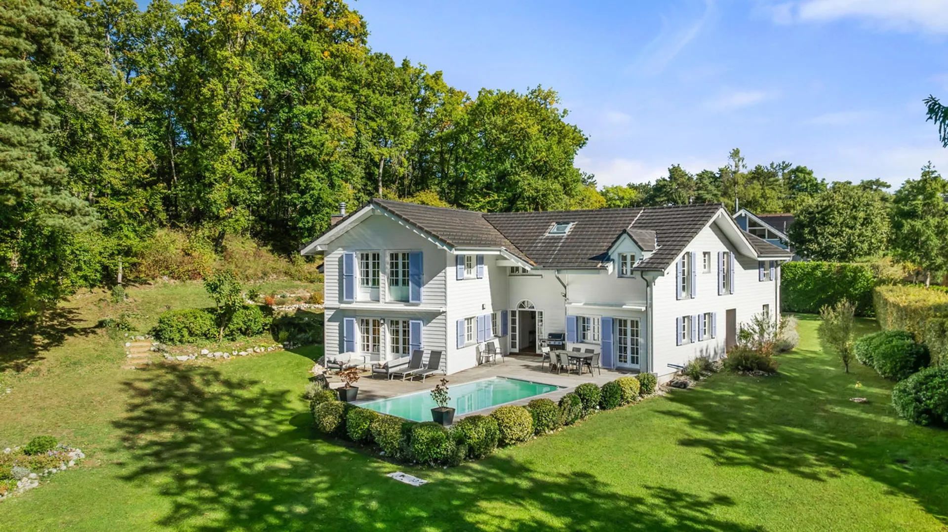 Superbe villa de 400 m² avec piscine, située à Gingins