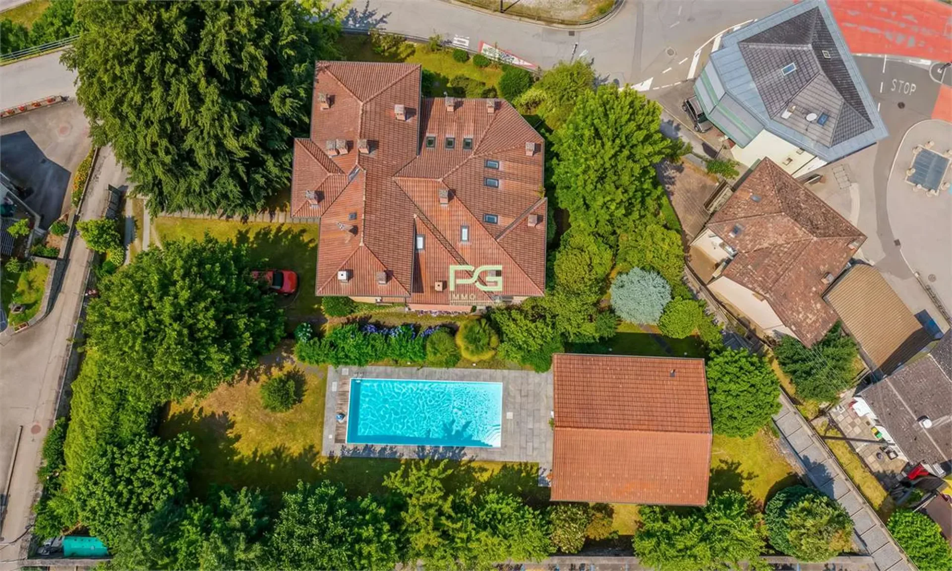 Villa mit 2 Apartments, Swimmingpool und Nebengebäude
