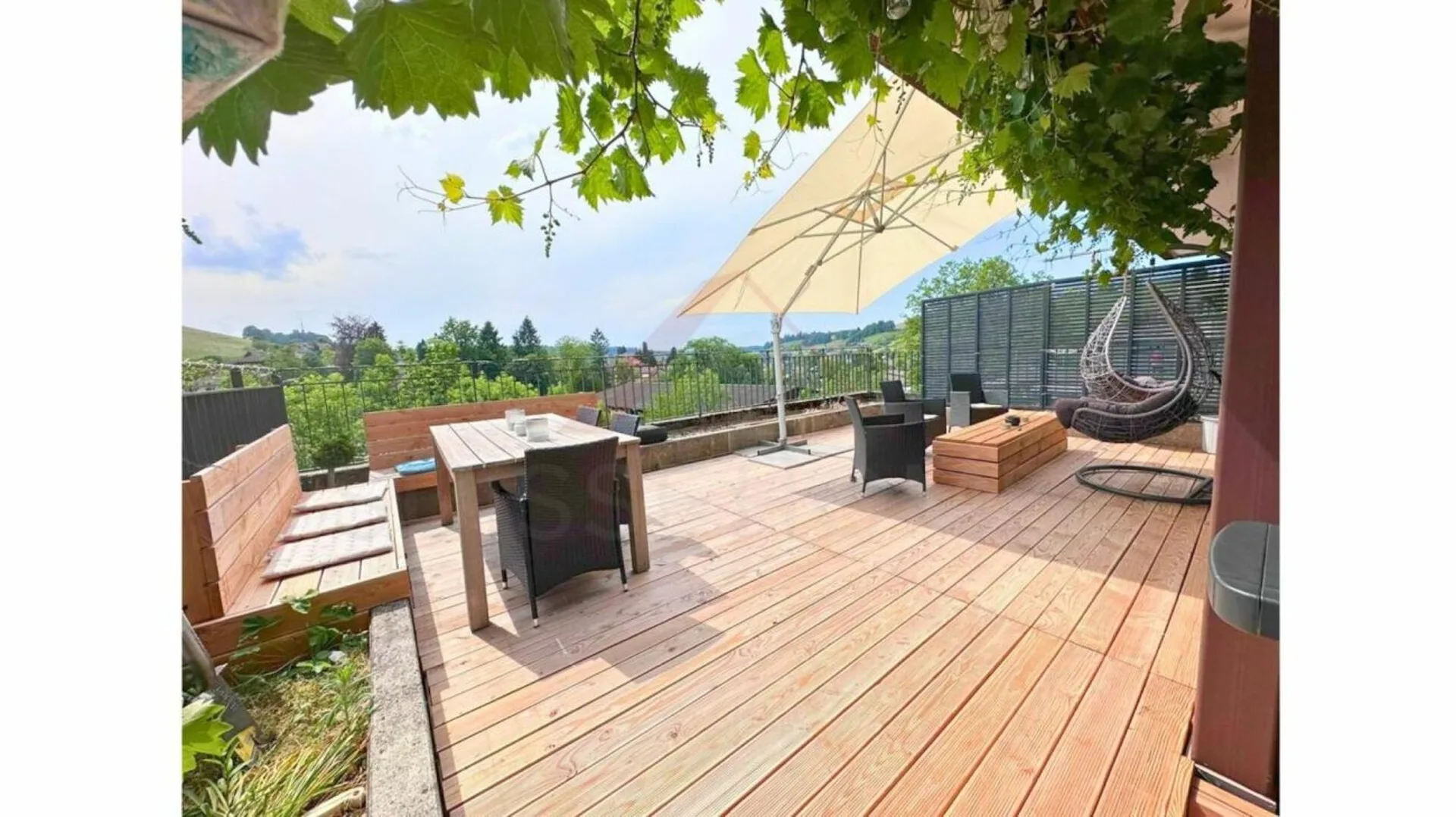 Appartamento di 5,5 locali completamente ristrutturato con 126 m² di spazio abitativo e 74 m² di spazio di balcone/terrazza a Huttwil