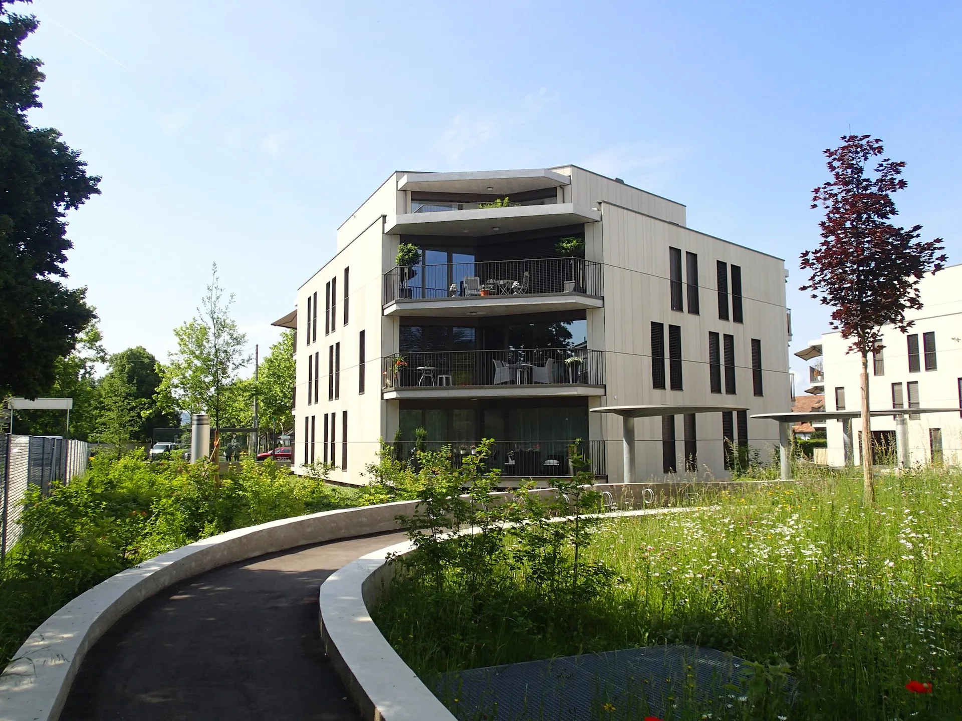 3.5-room apartment, 90.5 m2, ground floor, in a multi-generational building