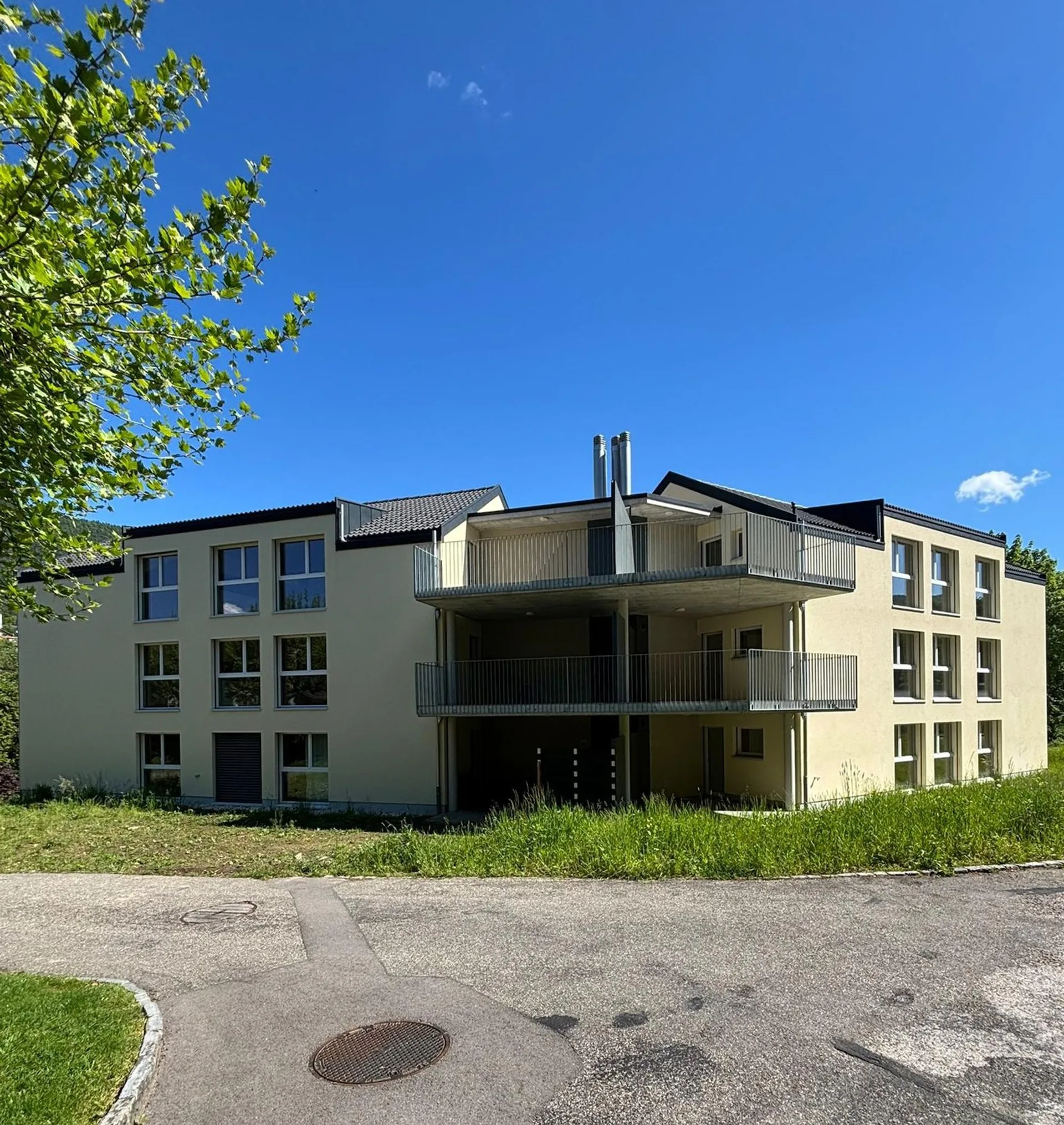 Appartement neuf lumineux et attrayant de 4,5 pièces avec balcon