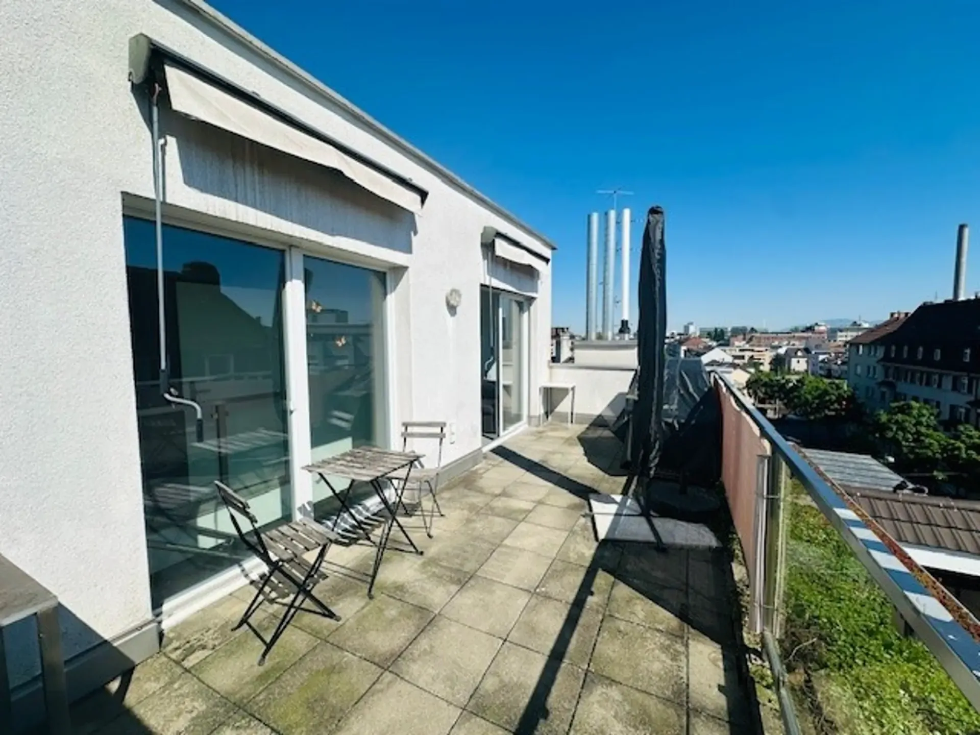 Moderne 1-Zimmer-Dachwohnung mit Balkon und Aussicht in Basel