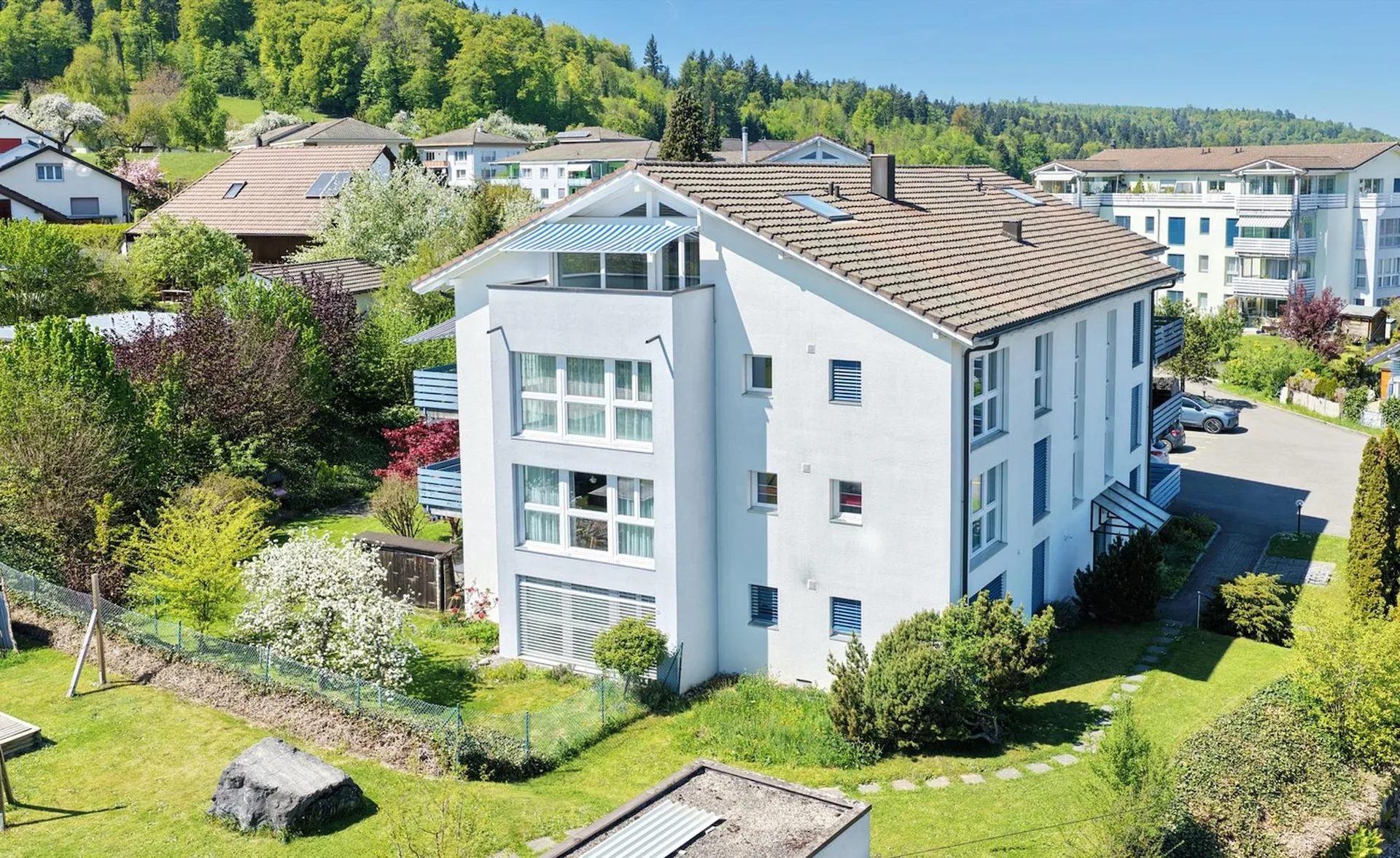Appartement-maisonnette attractif de 6 ½ pièces avec 2 balcons dans un emplacement central calme et ensoleillé