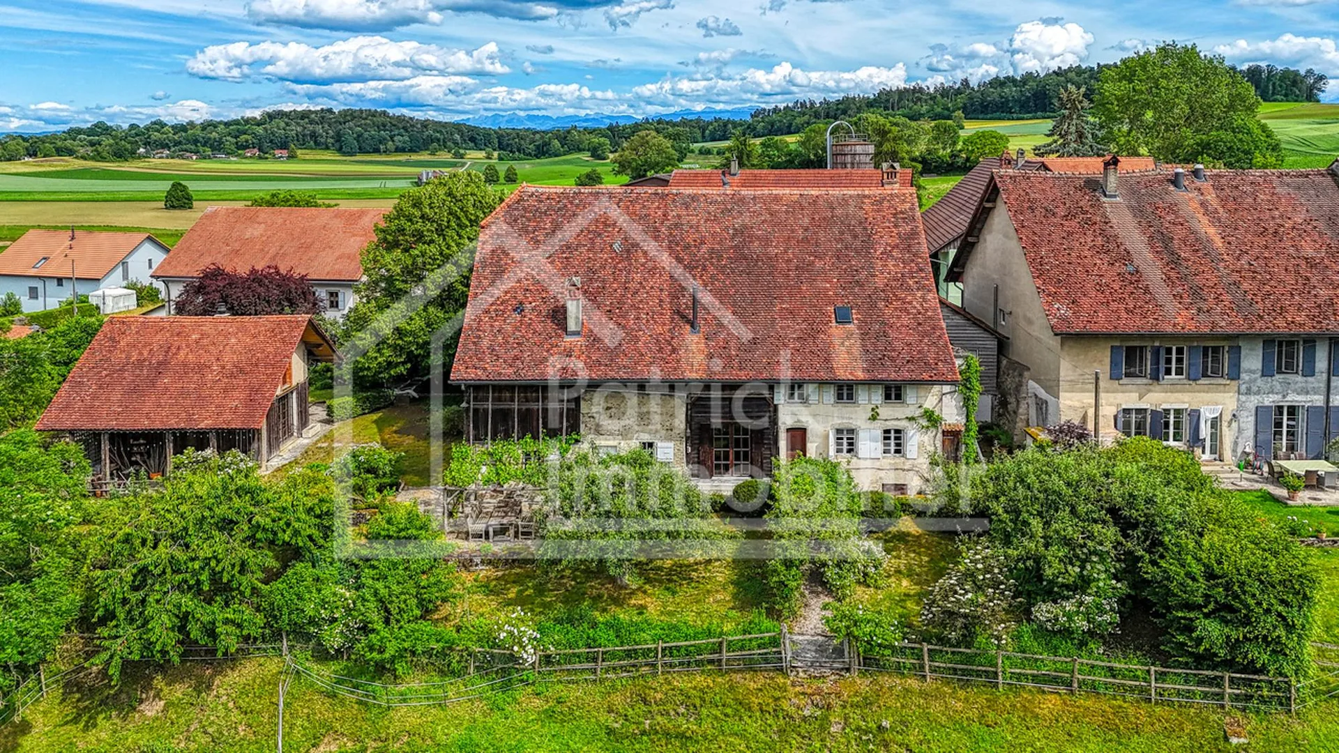 Ferme rénovée de caractère avec fort potentiel constructif
