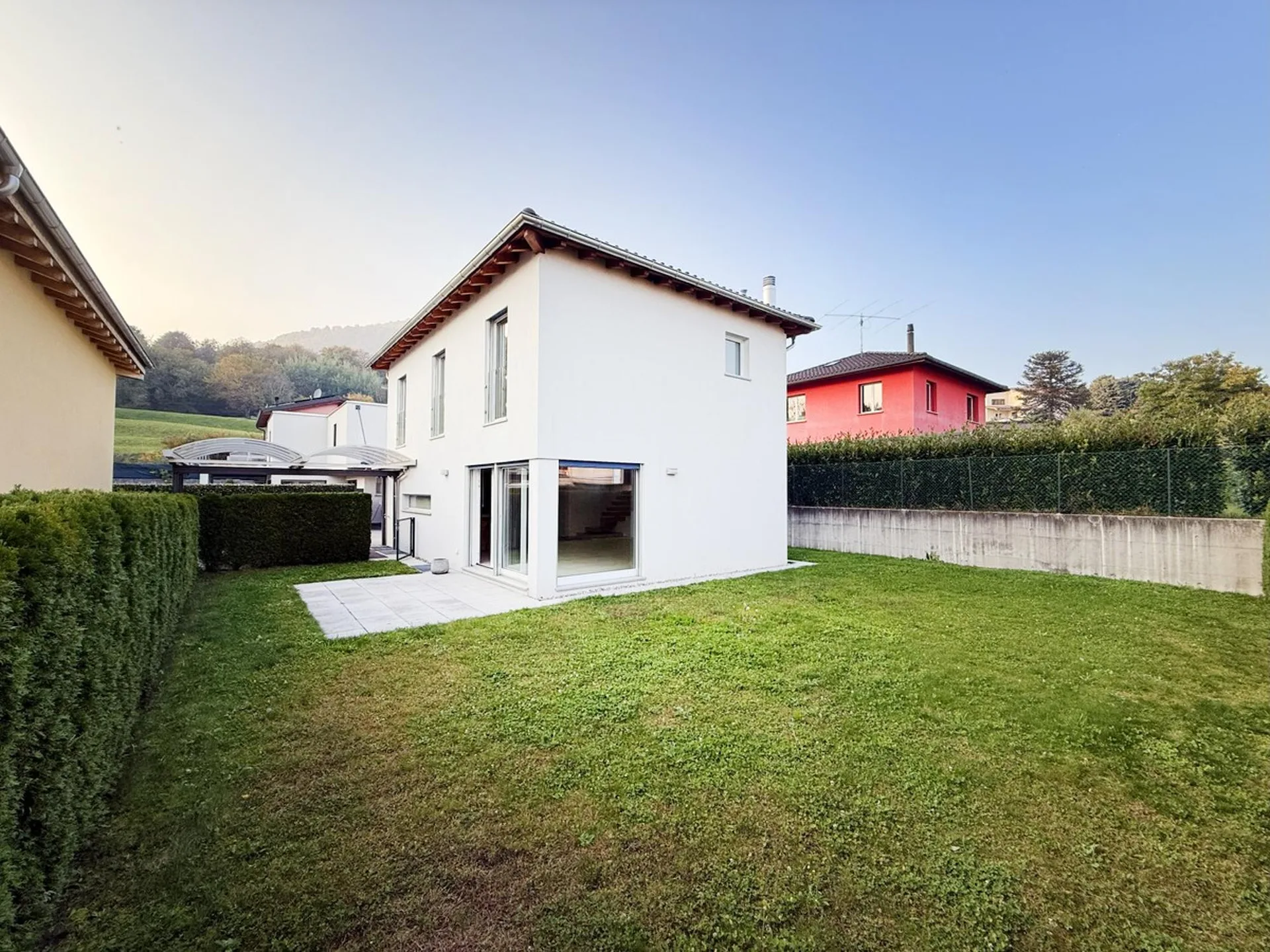 Raffiniertes modernes Haus 4,5 mit gepflegtem Garten, Kamin und Gaststätte