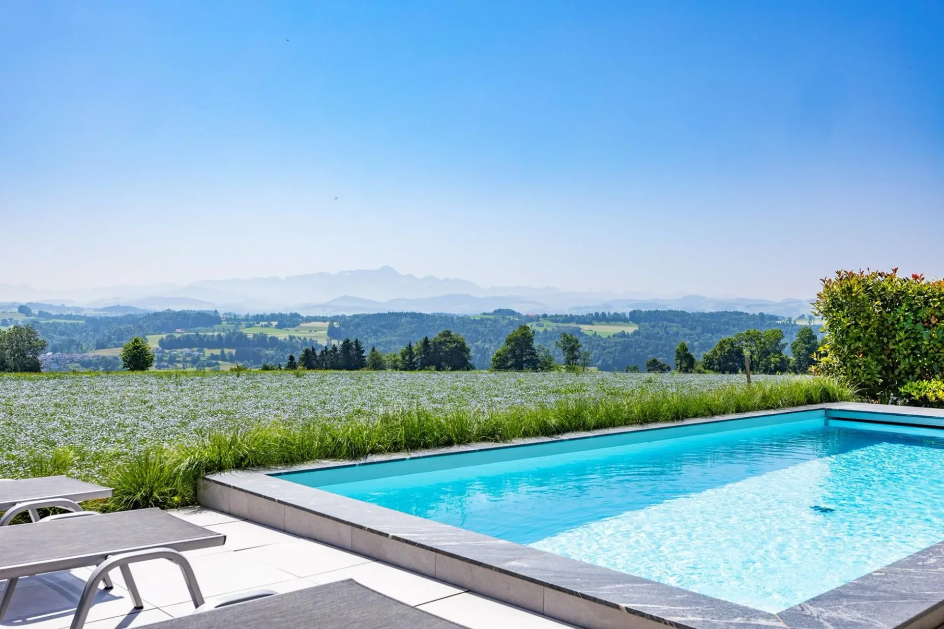 exklusives Einfamilienhaus mit Poolanlage an faszinierender Wohnlage mit Ausblick bis zum Säntis