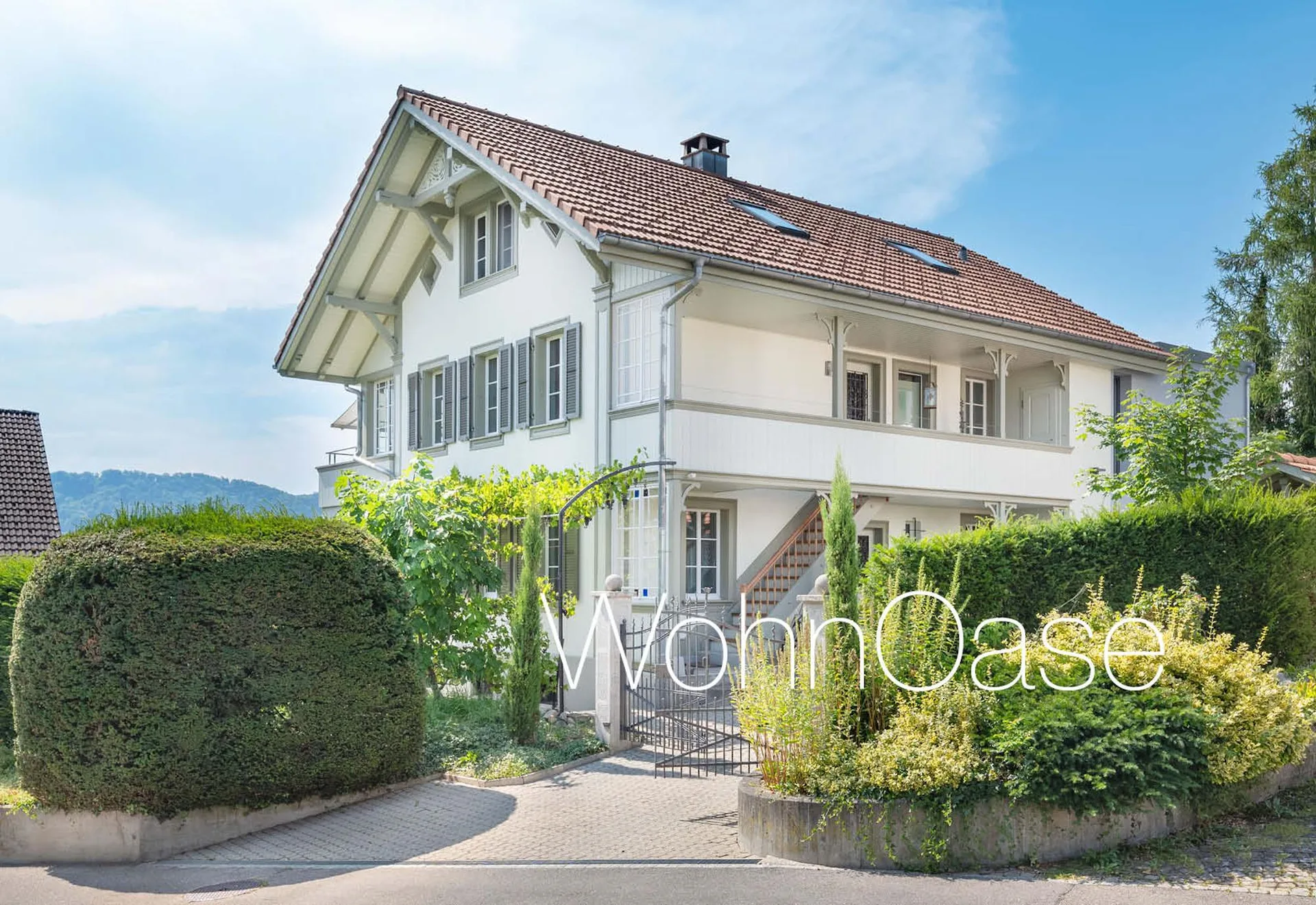 Exklusives Zweifamilienhaus mit Gartenoase und Pool an bevorzugter Woh