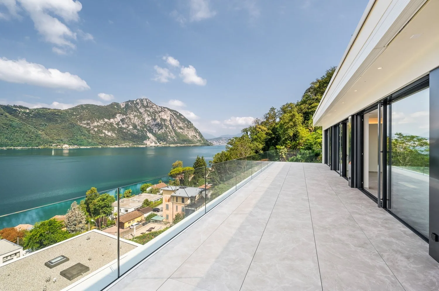 PRESTIGIOSO ATTICO DI DESIGN CON TERRAZZA VISTA LAGO
