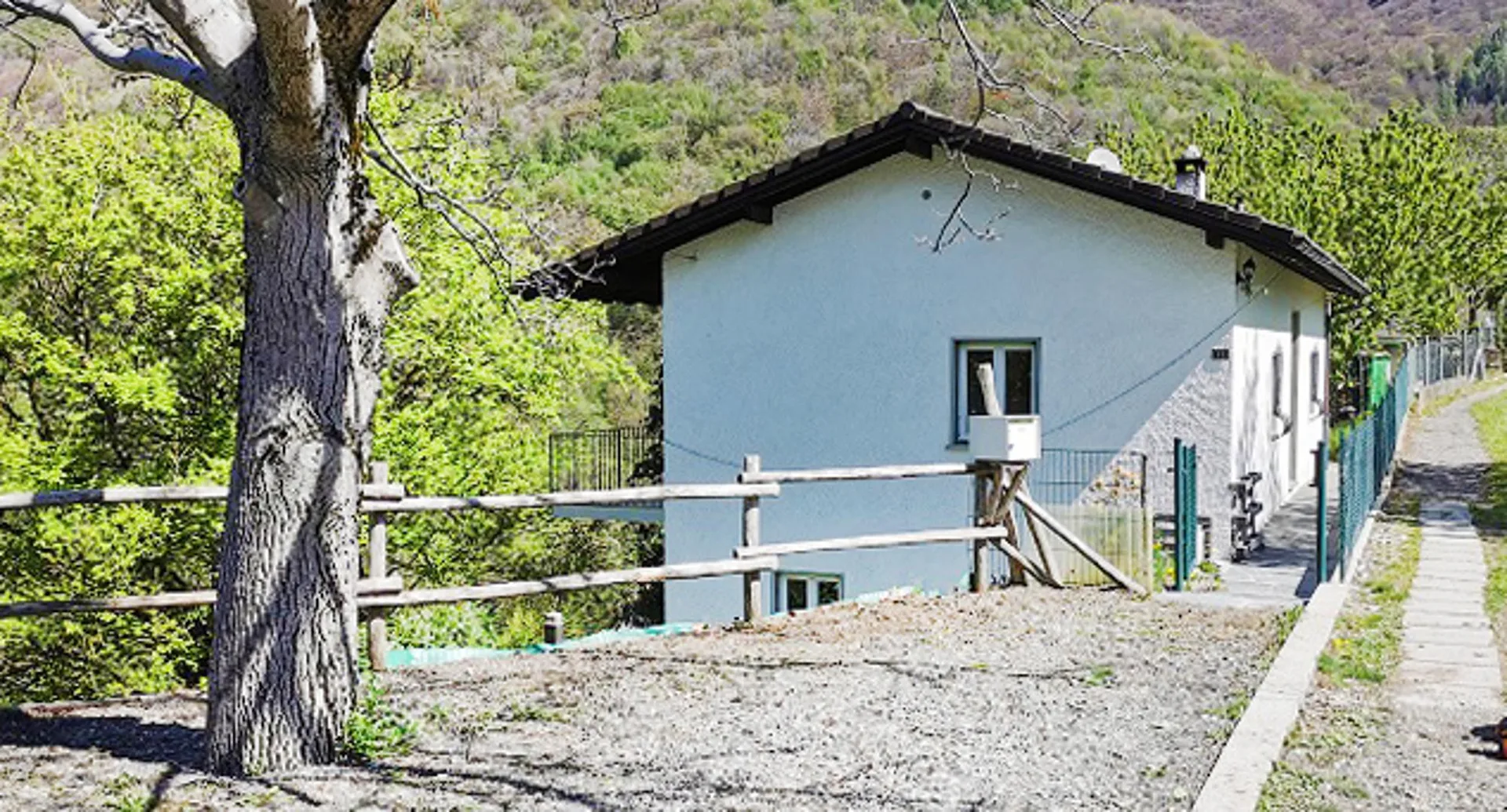 Haus mit 5,5 Zimmern in der Renovierungsphase mit Kamin und Terrasse.