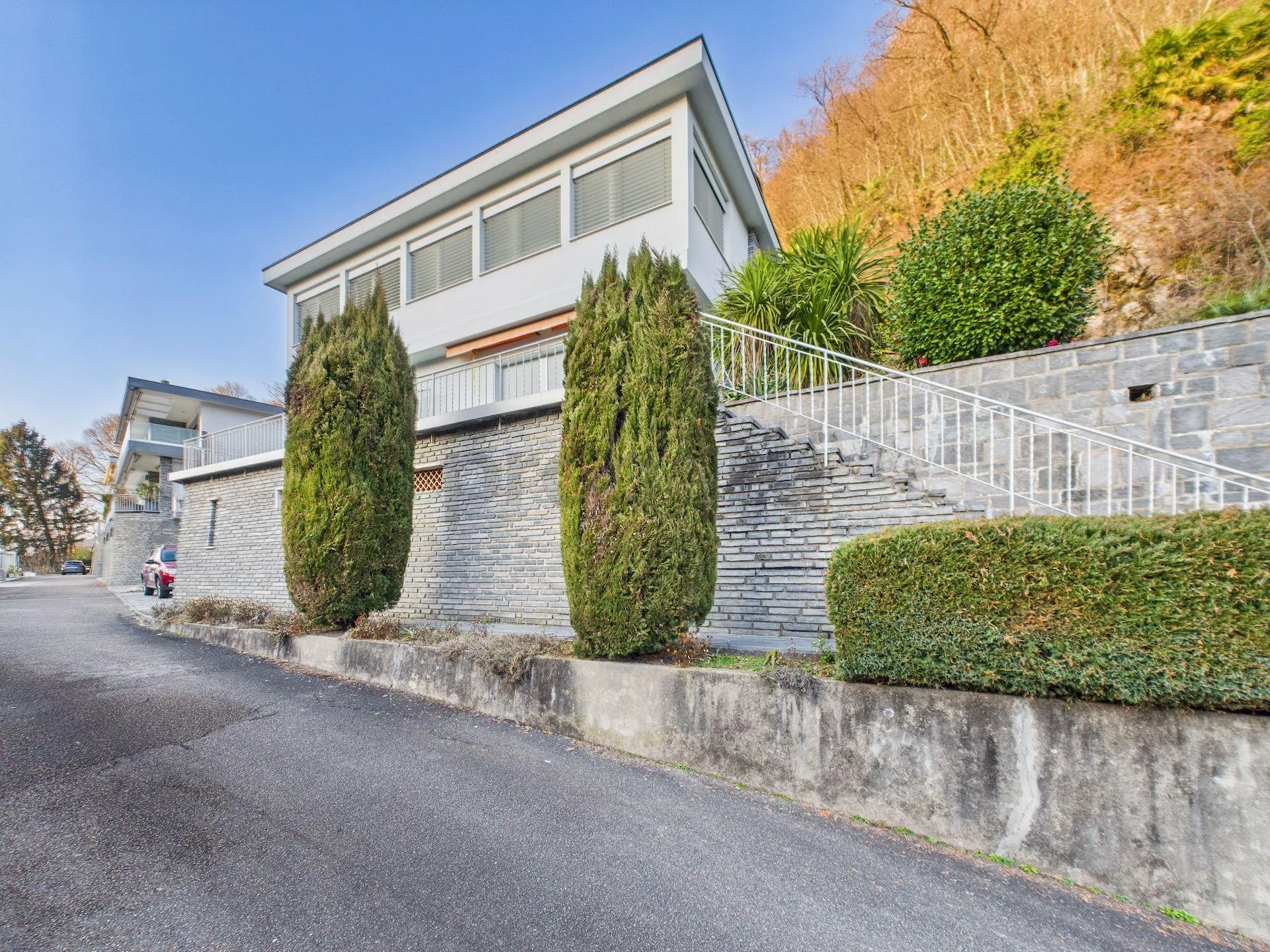 Geräumige 5.5-Zimmer-Villa mit großem Garten und offener Aussicht in Caslano