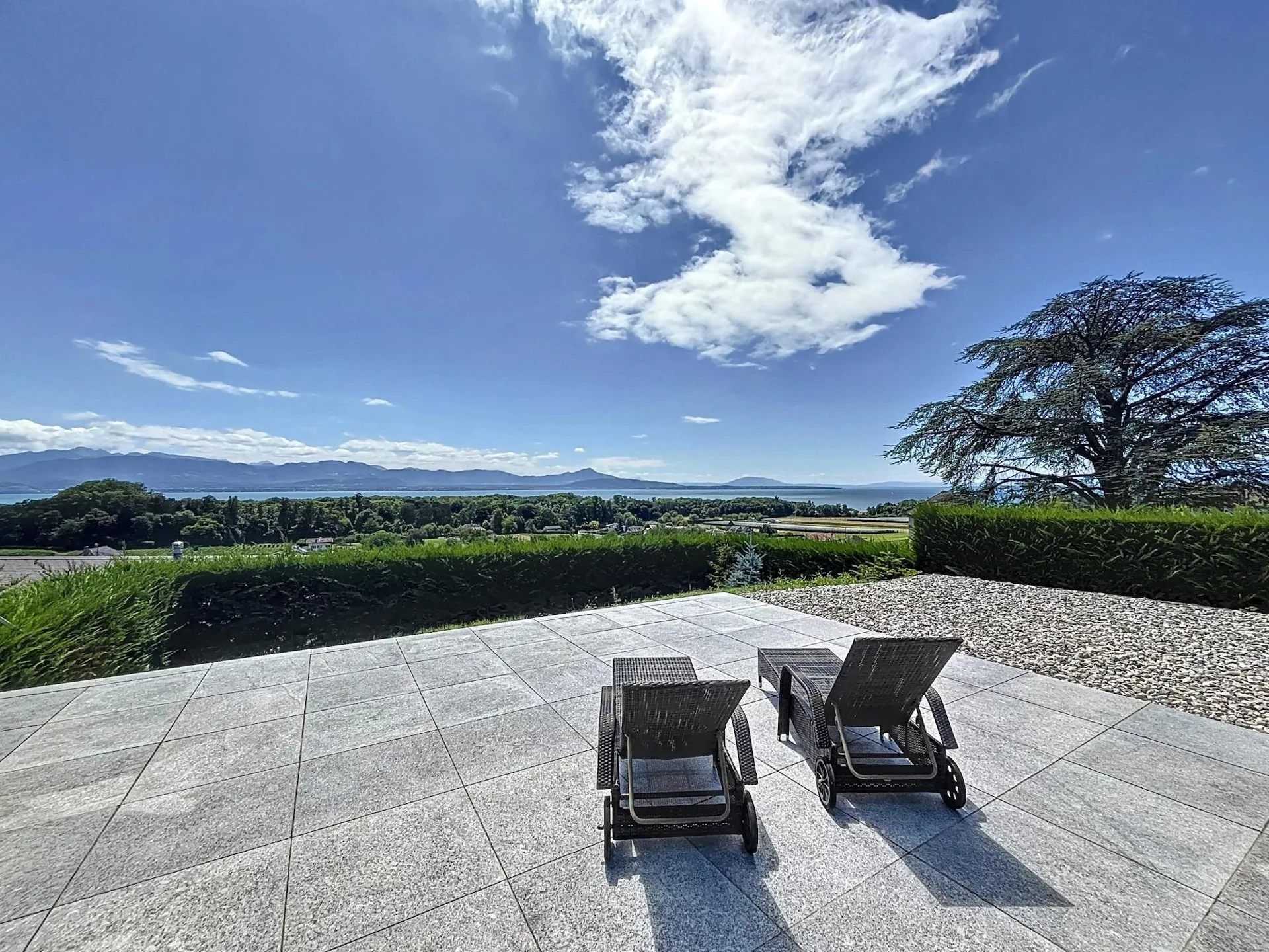 Magnificent villa with breathtaking views of the lake