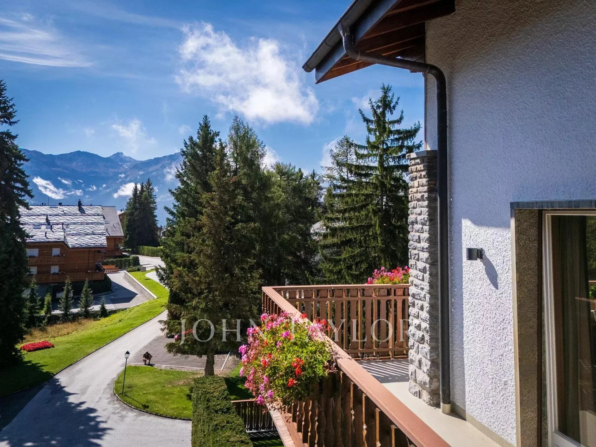 CRANS-MONTANA In der Nähe des Zentrums - Helles 4.5-Zimmer-Apartment + 1 Kammerzimmer, atemberaubender Blick, Balkon, Garage.