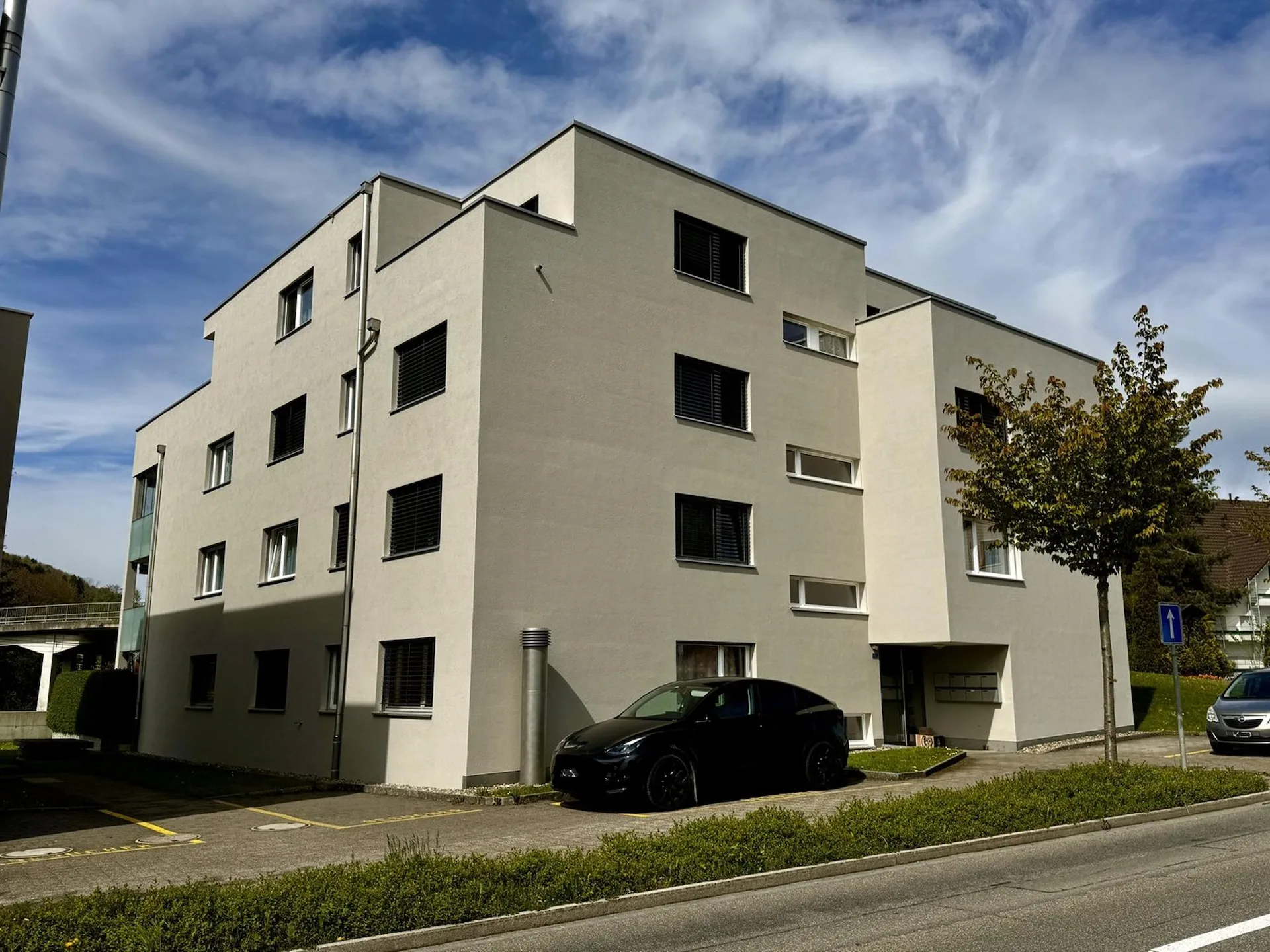 moderne, neuwertige 4.5-Zimmer-Wohnung mit eigenem Waschturm und Lift im Haus