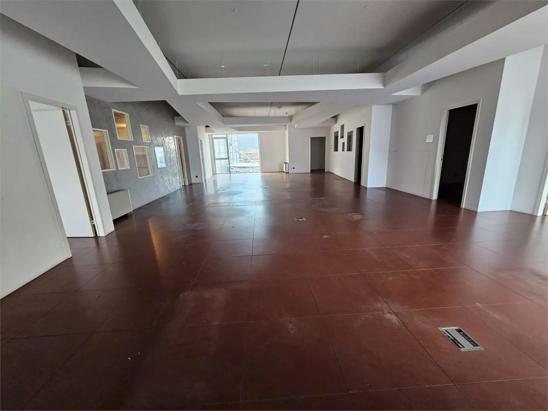 Sant'Antonino, Büro 250 mq + angrenzende Lagerhalle zur Miete