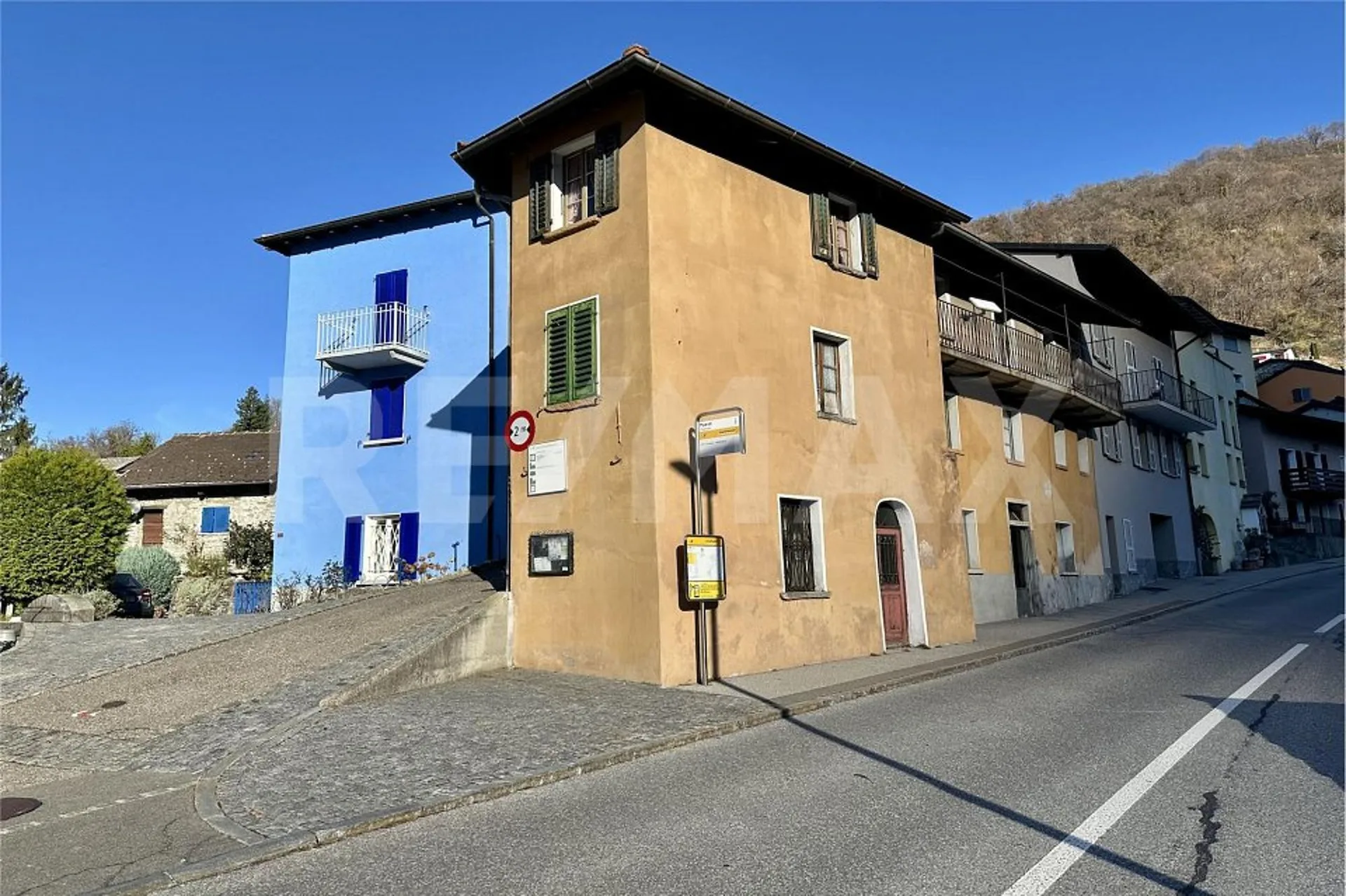 Tessiner Dorfkernhaus mit Geschäftsfläche und Renovierungspotenzial