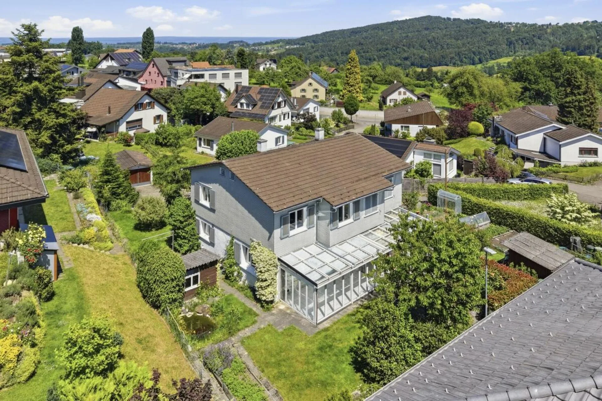 Charmantes Doppel-Einfamilienhaus mit Wintergarten und Garage an traumhafter Lage