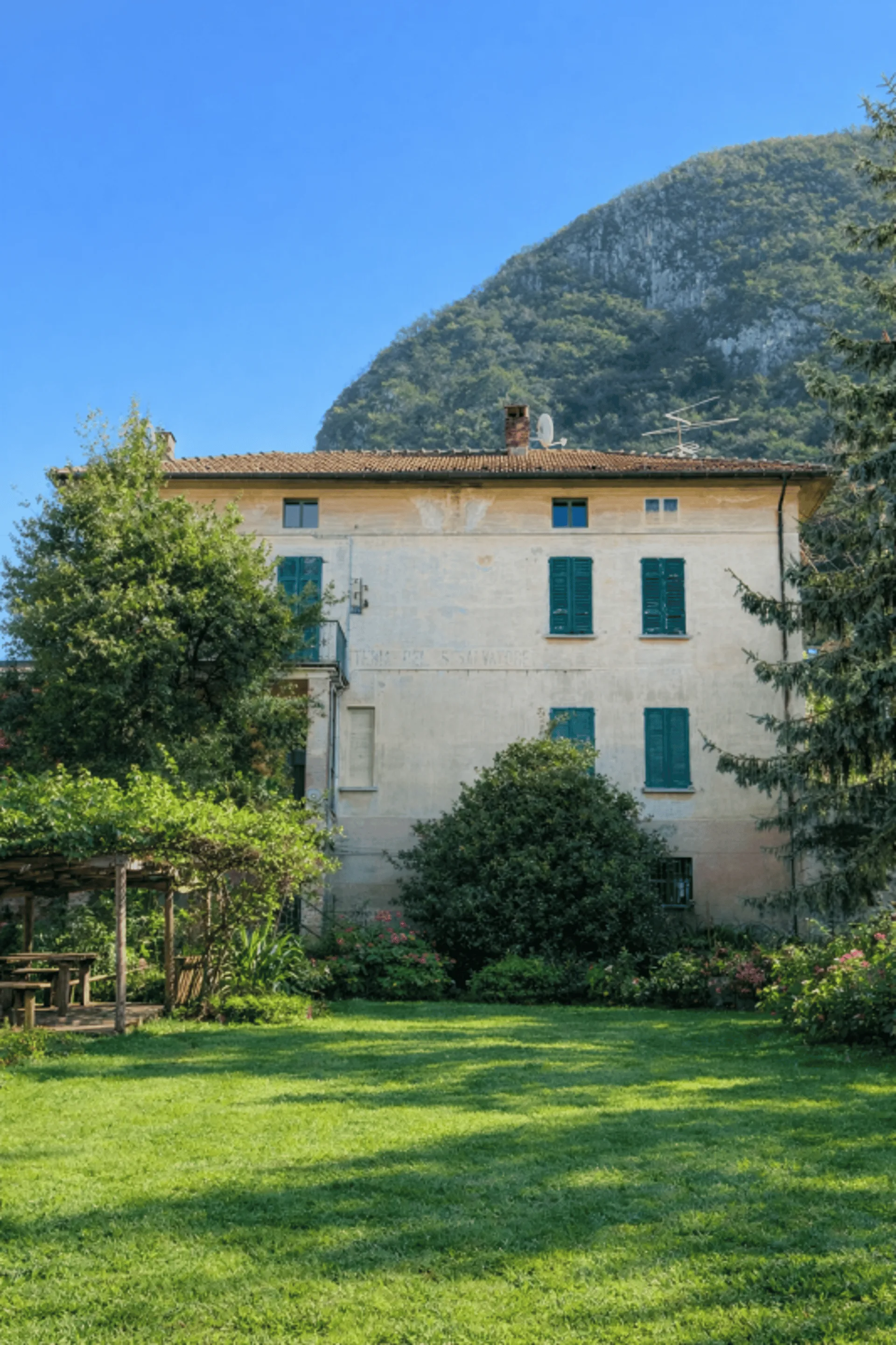 Bauland mit Haus und 2 Wohnungen
