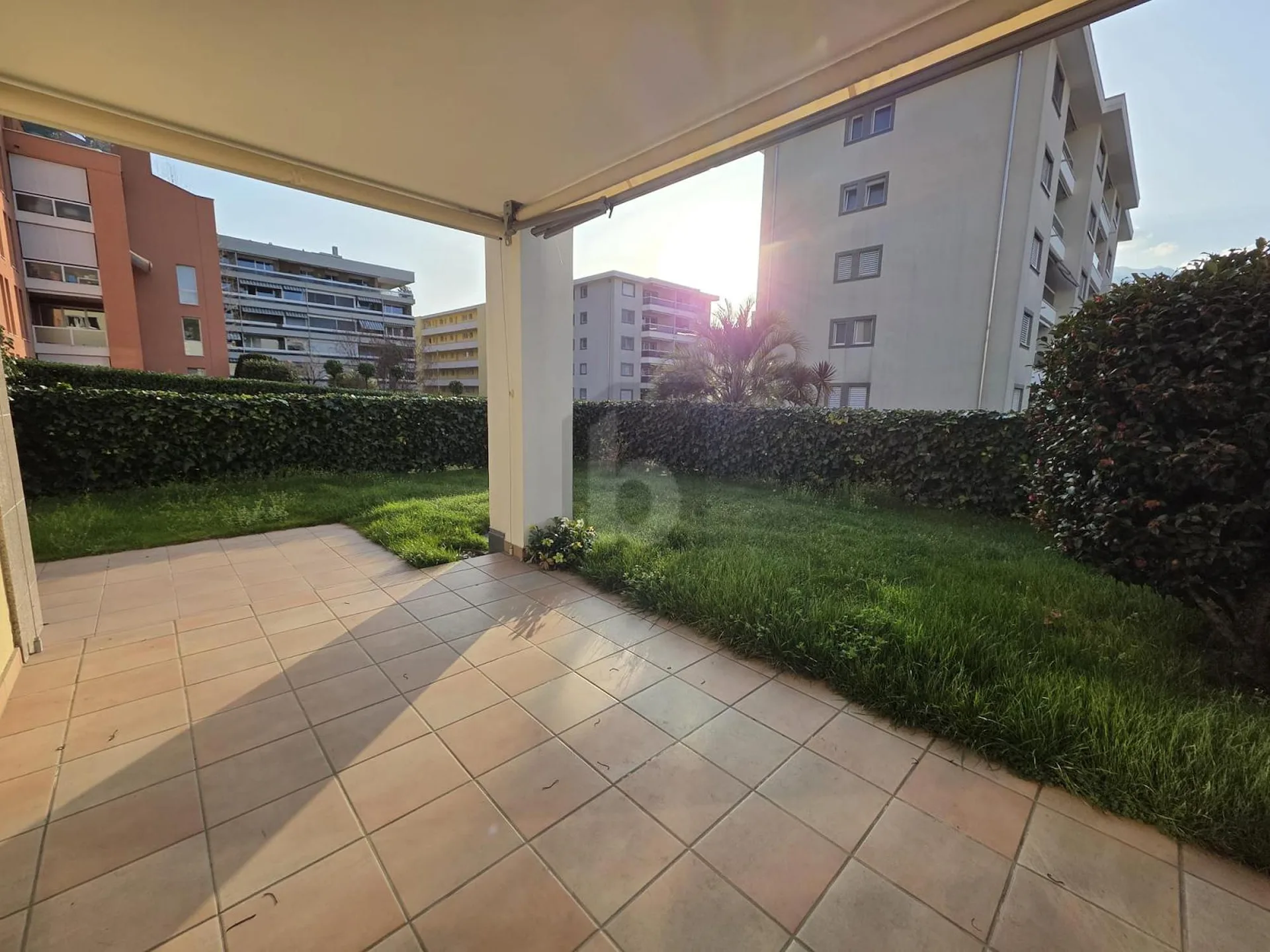 Helles und modernes Apartment mit Garten