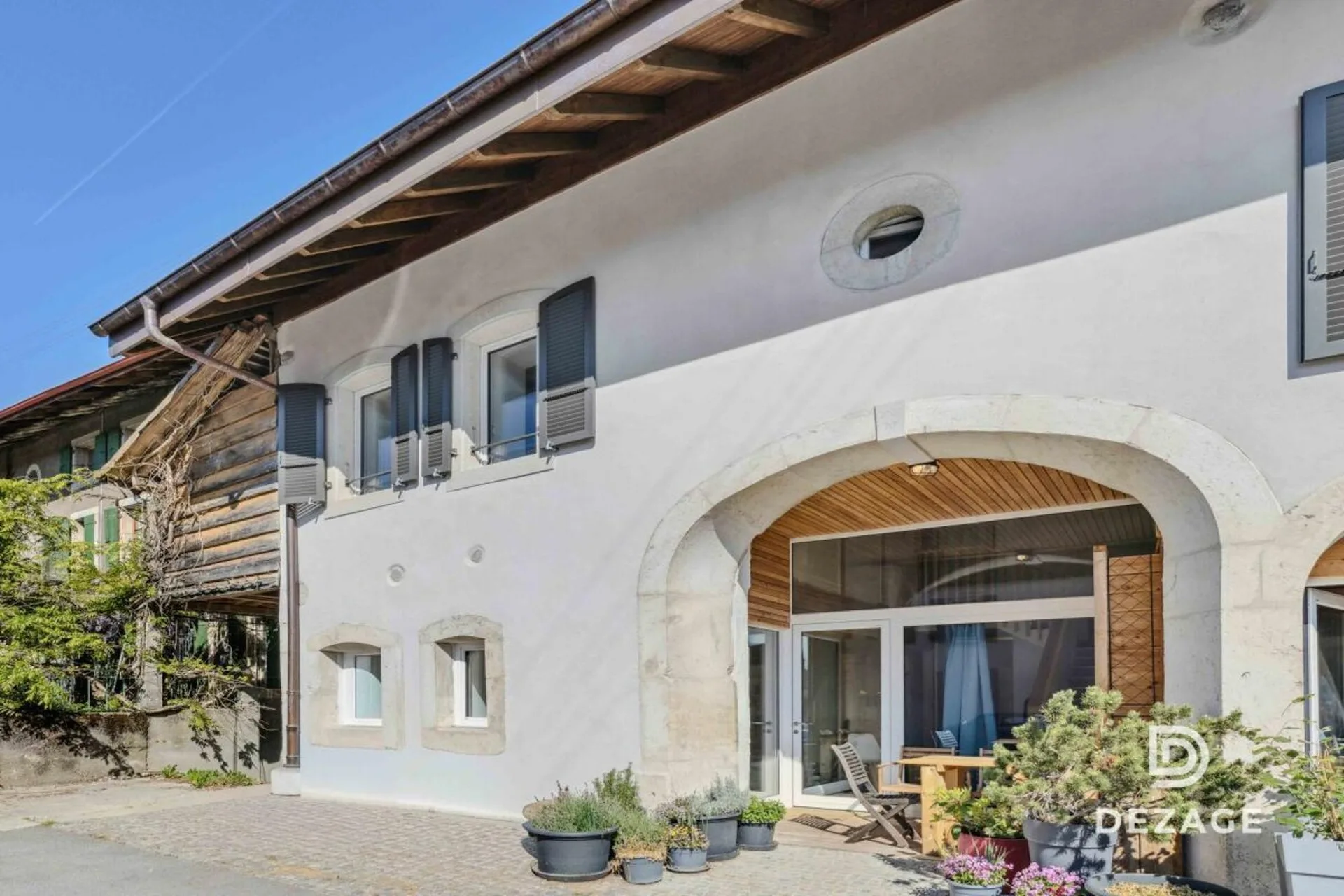 Bright duplex of 2 apartments - old charm, modern renovation and rental potential