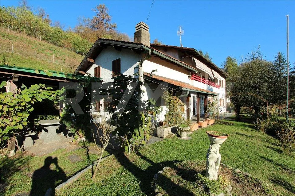 Casa unifamiliare con grottino duplex indipendente e ampio giardino