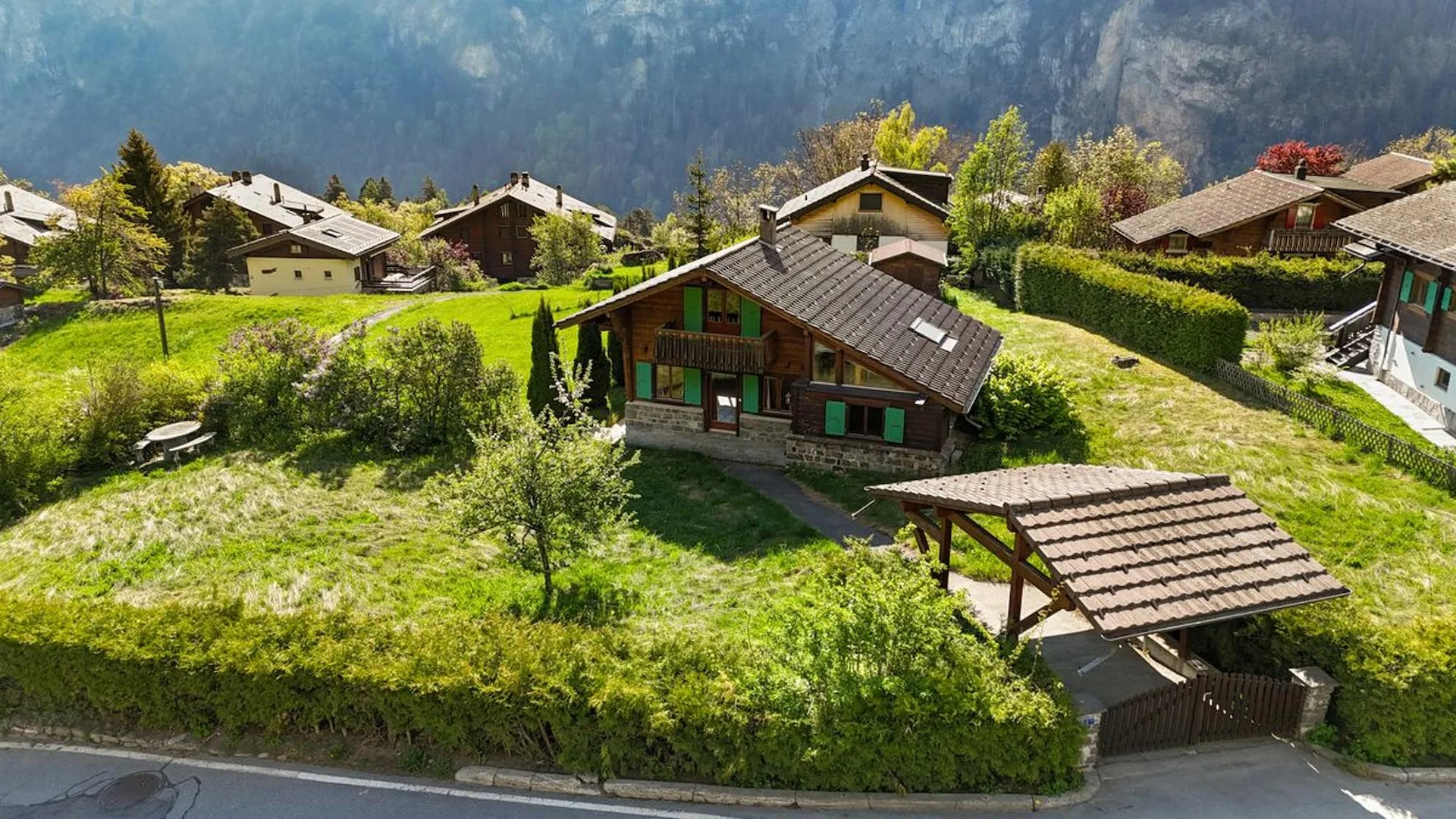 Chalet au coeur des Marécottes, à proximité immédiate de la station avec grand terrain