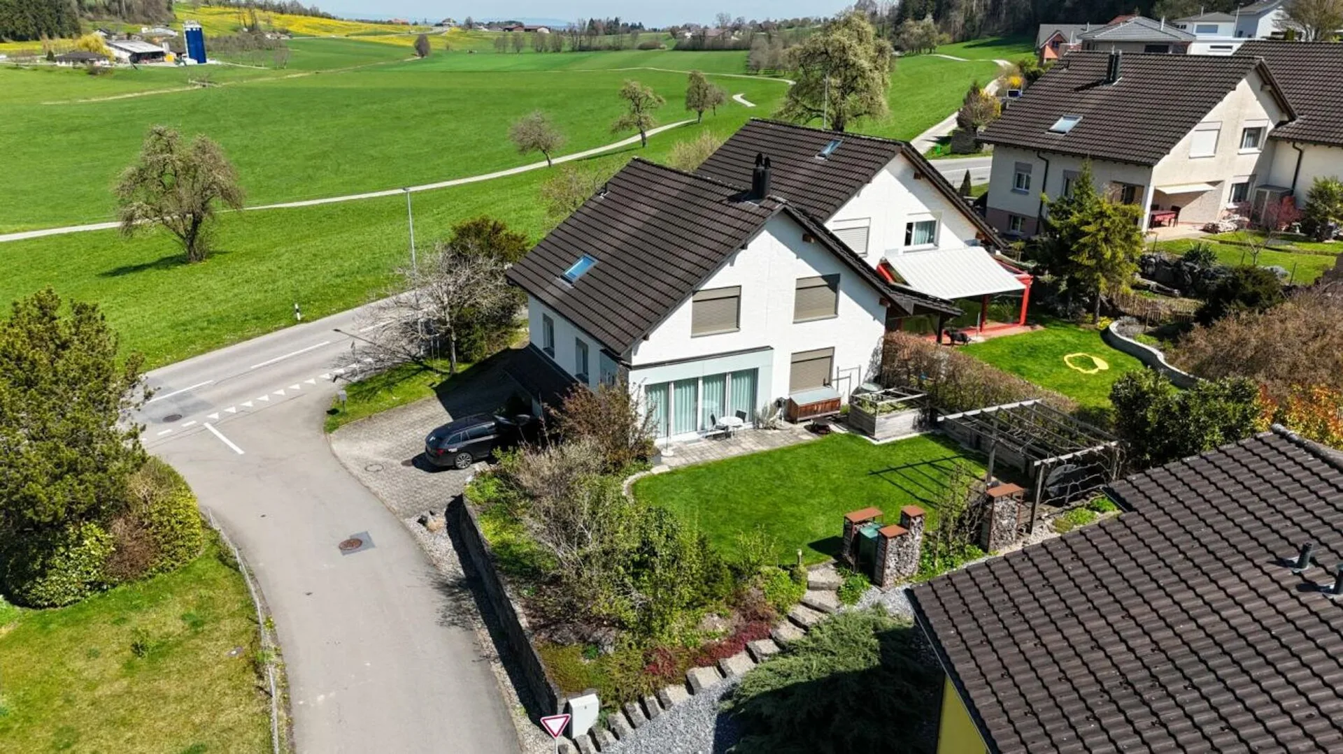 Familienfreundliches Doppeleinfamilienhaus mit Platz und Garten
