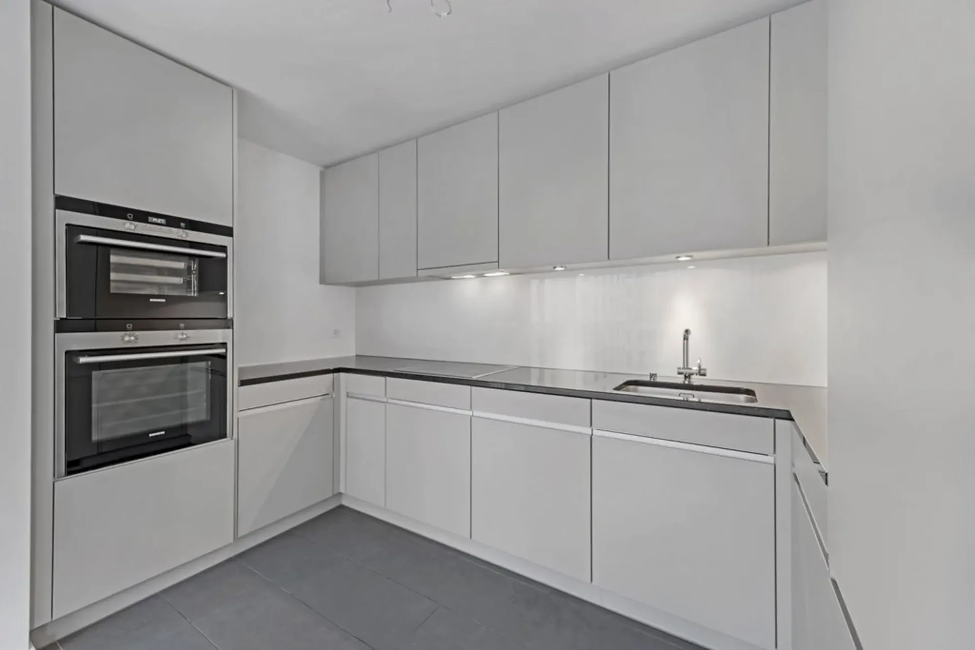mit zwei Balkone, Waschmaschine, Tumbler und zwei Badezimmer!