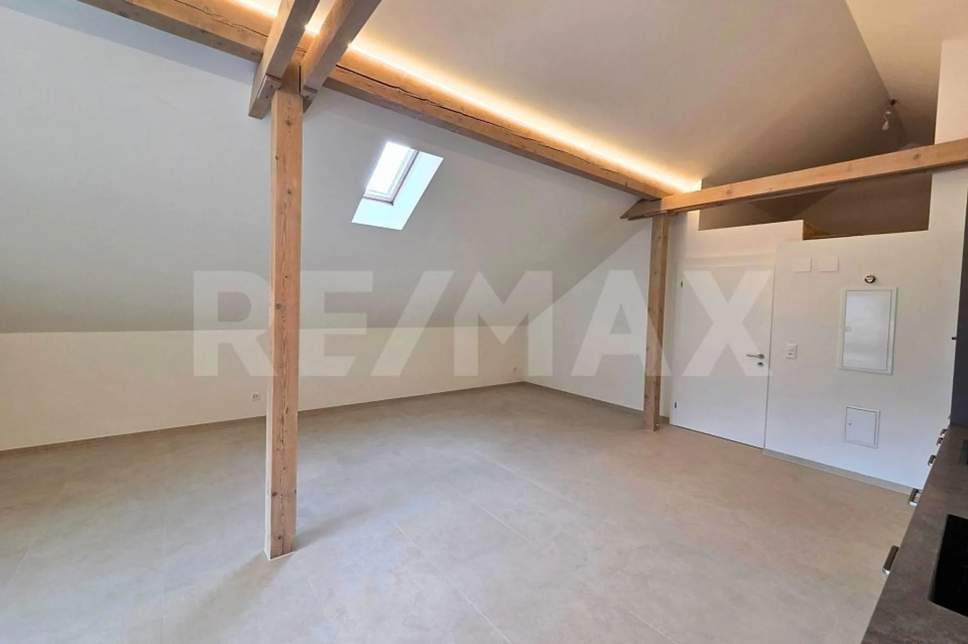 Loft- Dachgeschoss-Wohnung an zentrale Lage in Altdorf UR, Erstvermietung