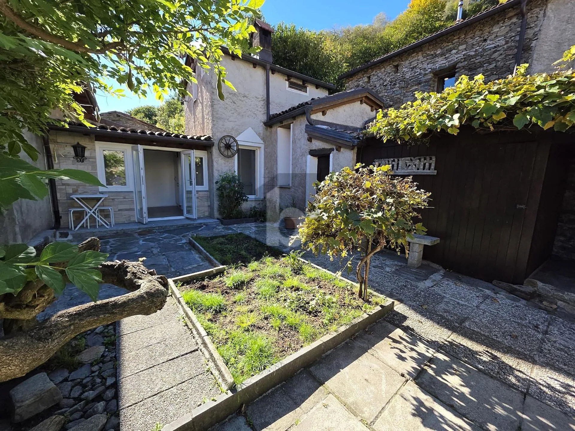GRAZIOSA E MODERNA CON GIARDINO